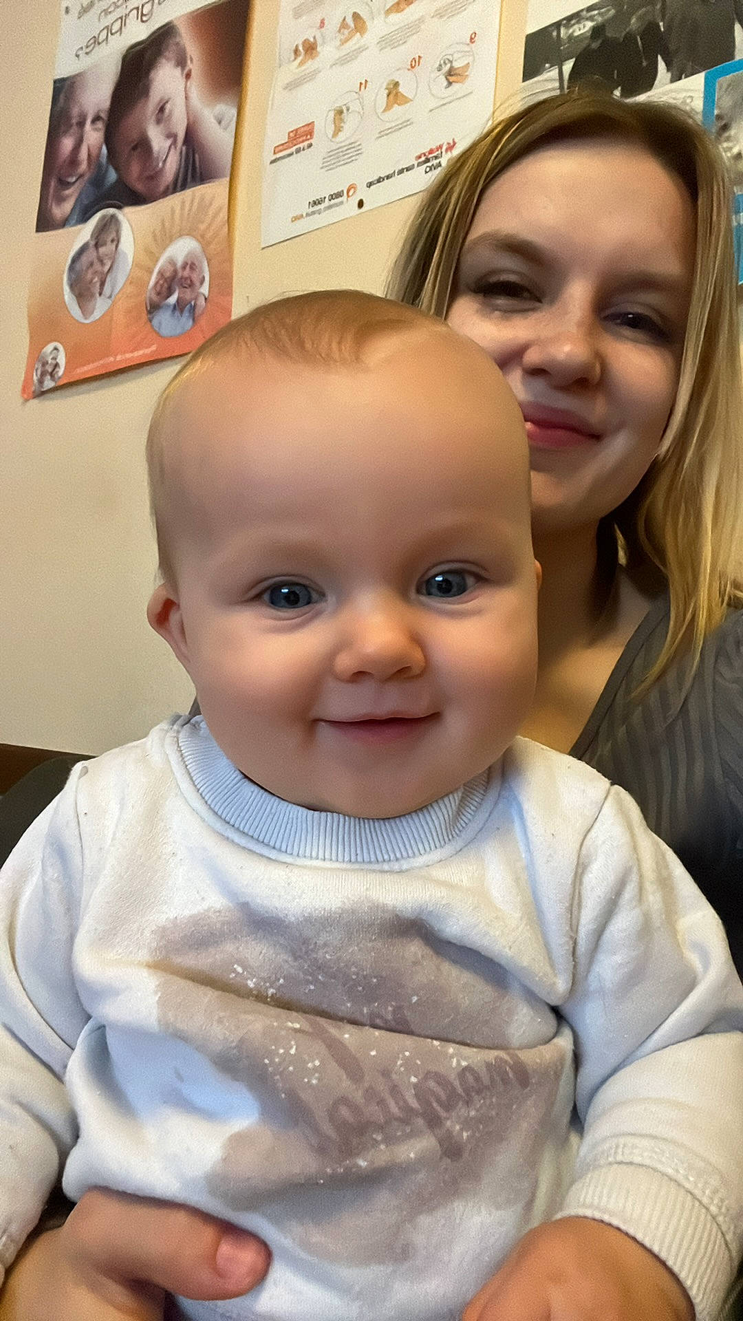 Emilia participe au concours pour gagner de l'argent avec cette photo : baby, baby_toddler_clothing, cheek, child, chin, eyebrow, eyelash, gesture, happy, head, iris, joy, lip, mouth, nose, organ, person, picture_frame, skin, sleeve