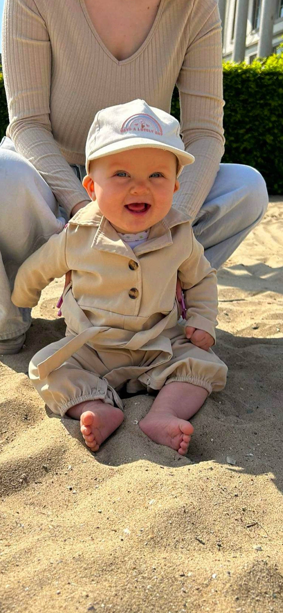 Emilia participe au concours pour gagner de l'argent avec cette photo : baby, baby_toddler_clothing, cap, child, eye, foot, fun, grass, happy, hat, headgear, headwear, joy, leg, people_in_nature, person, recreation, sitting, smile, soil