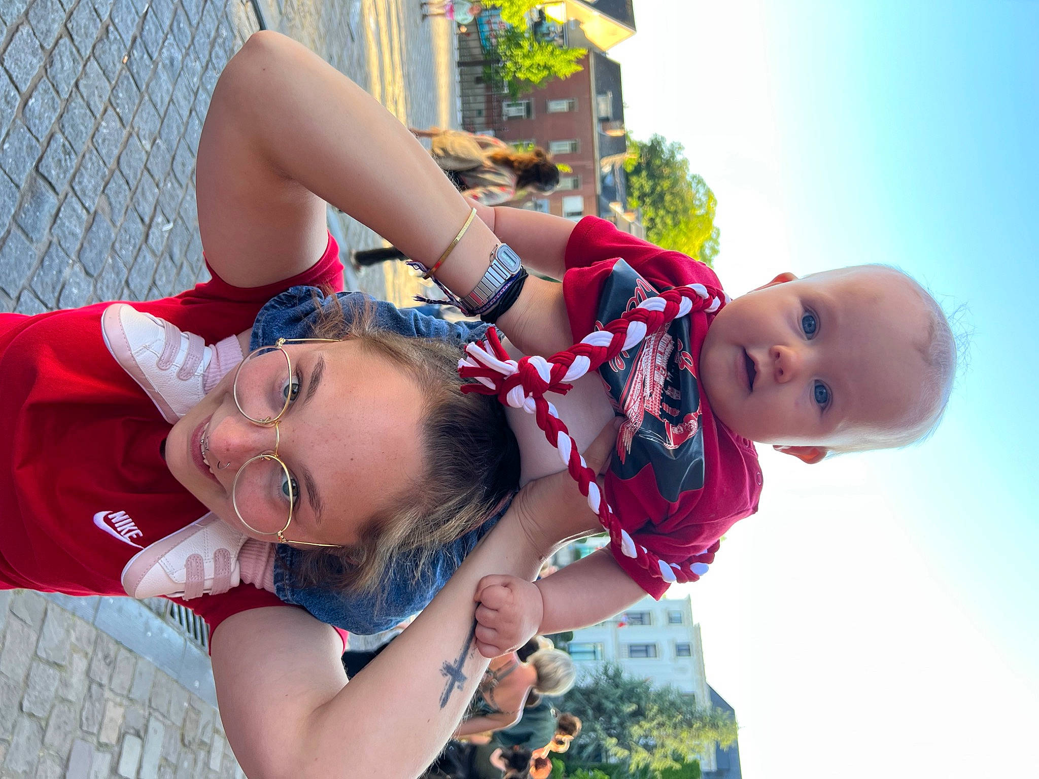 Emilia a rejoint le concours — aidez-le/la à gagner de superbes lots ! dress, event, eyewear, face, fence, fun, gesture, grass, happy, jewellery, joint, joy, leisure, people, people_in_nature, person, plant, sky, smile, toddler