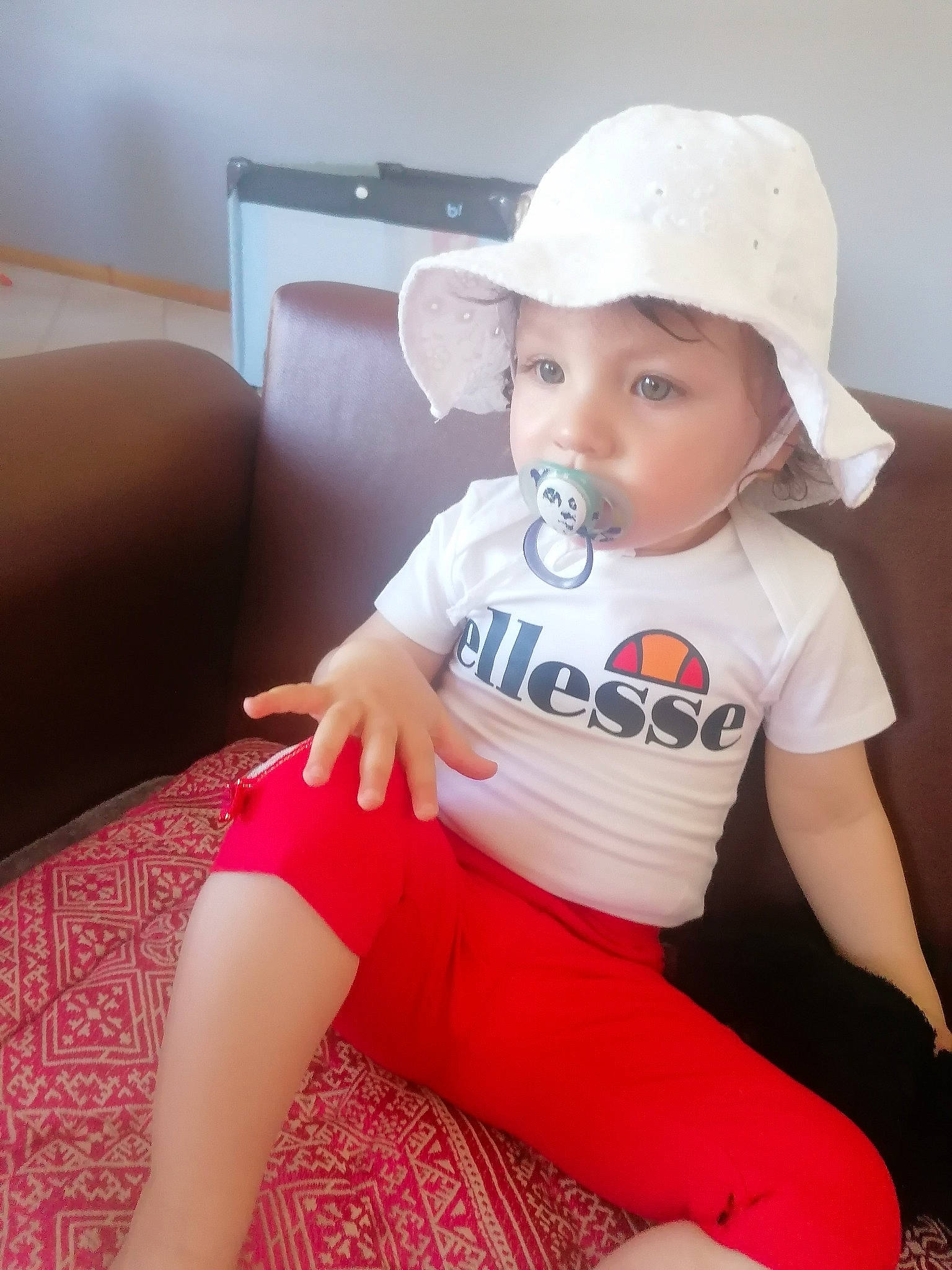 Camilia a rejoint le concours — aidez-le/la à gagner de superbes lots ! baby, baby_toddler_clothing, baseball_cap, cap, child, comfort, cool, elbow, finger, flooring, happy, headwear, human_leg, knee, person, sleeve, sportswear, t_shirt, thigh, toddler