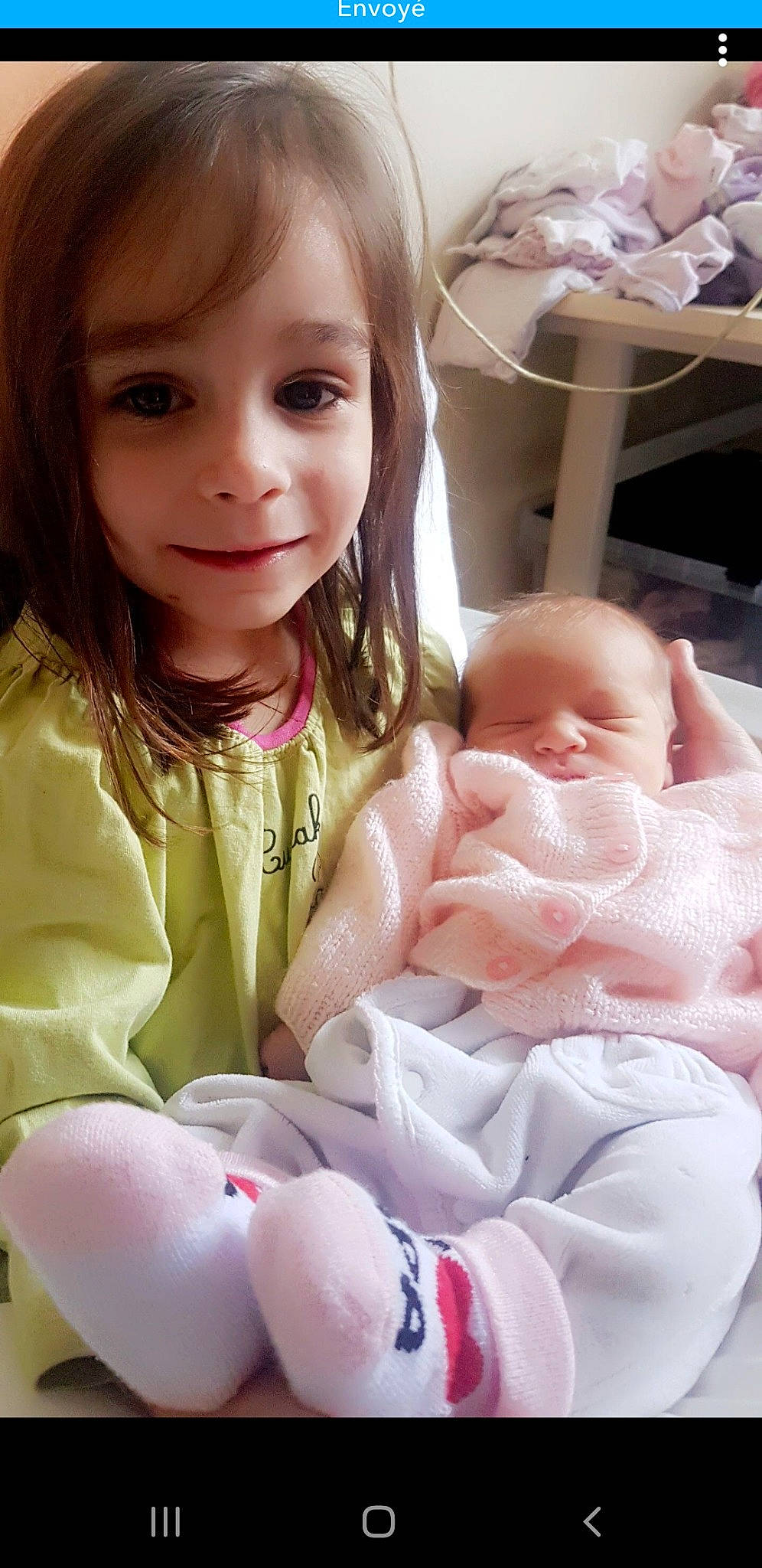 éléna participe au concours pour gagner de l'argent avec cette photo : baby, baby_toddler_clothing, cheek, child, chin, eye, face, facial_expression, finger, gesture, hairstyle, happy, head, iris, joy, lip, nose, person, pink, skin