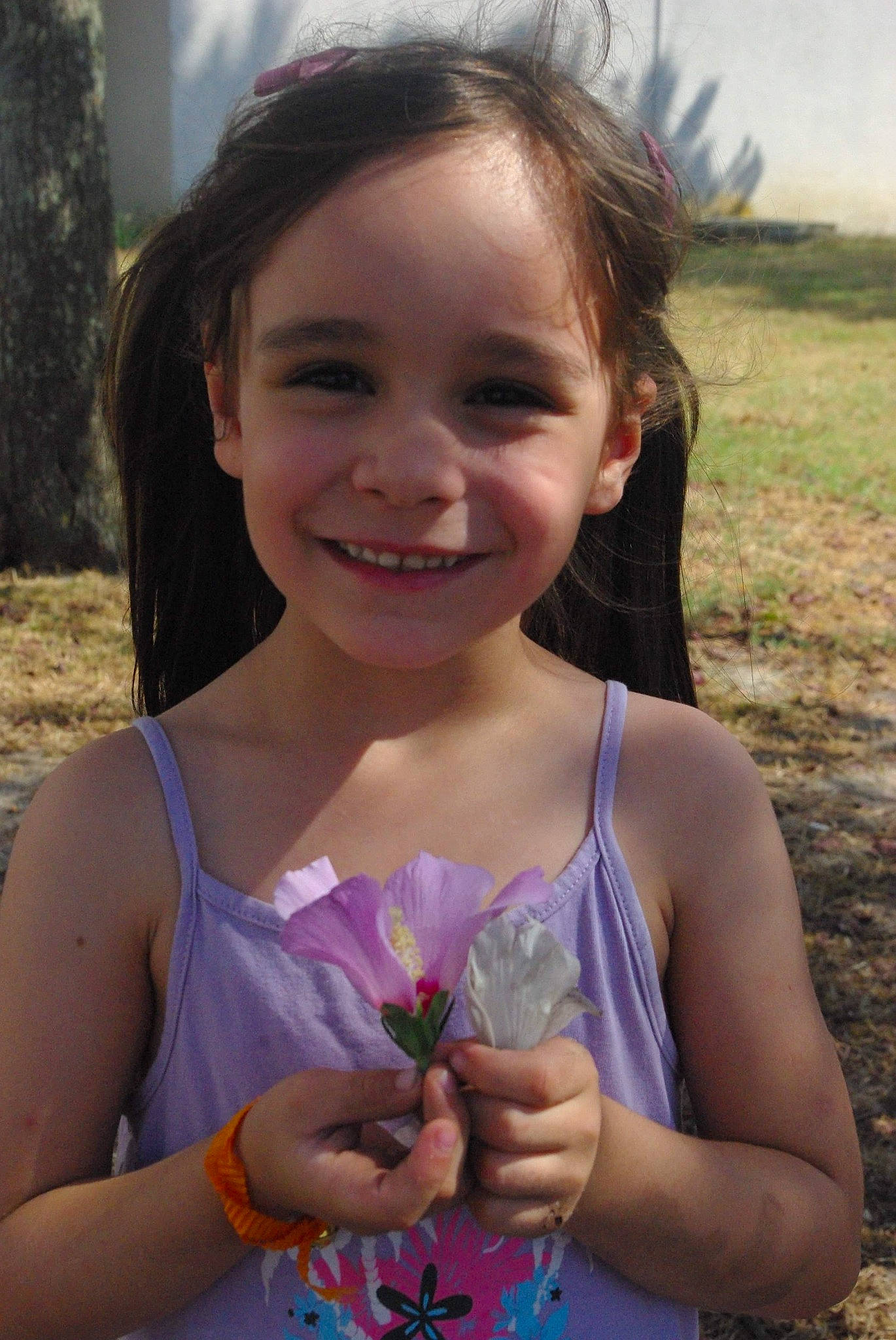 éléna participe au concours pour gagner de l'argent avec cette photo : chest, facial_expression, fun, grass, hairstyle, hand, happy, insect, iris, joy, lip, long_hair, neck, people_in_nature, person, petal, pink, plant, skin, smile