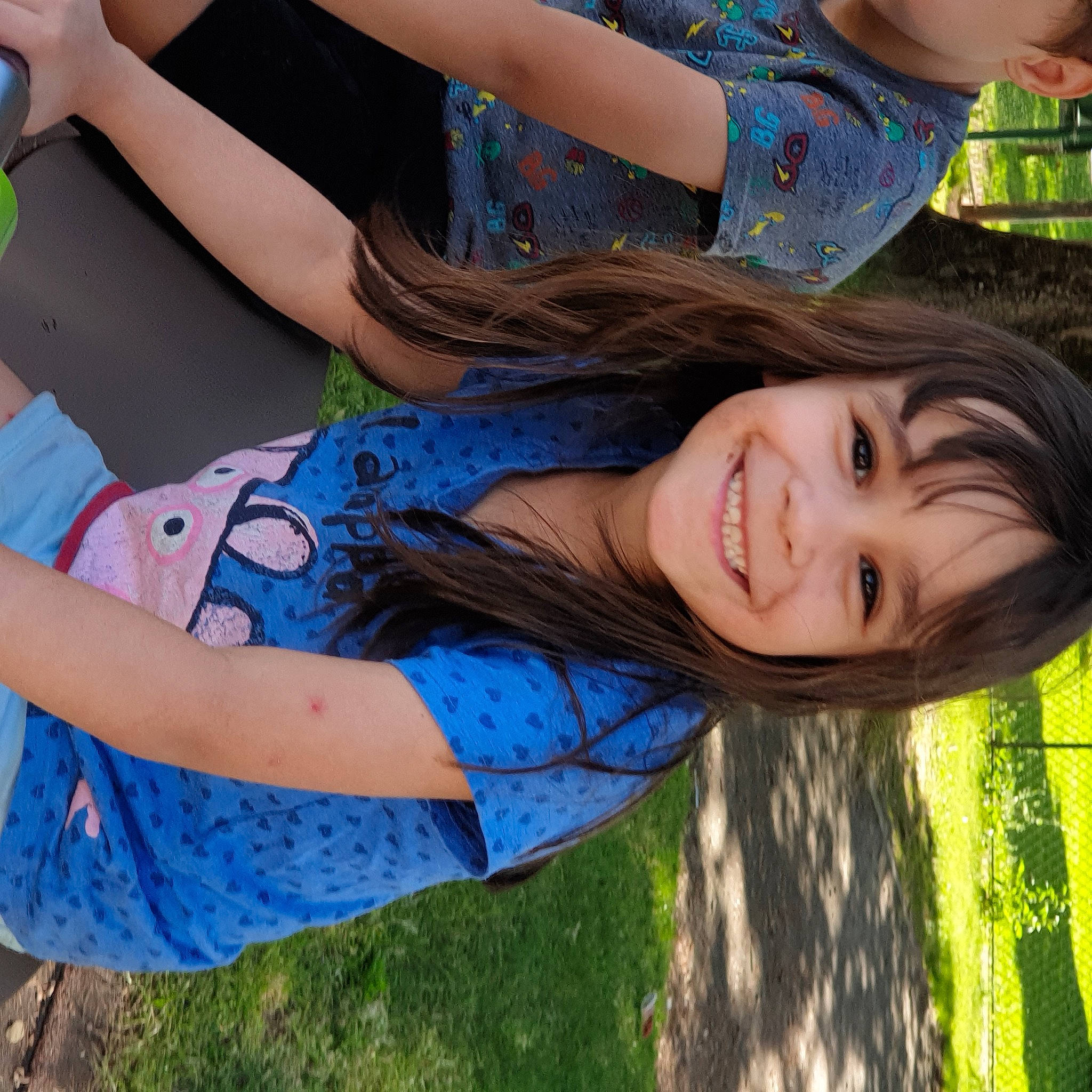 éléna participe au concours pour gagner de l'argent avec cette photo : blue, child, cool, facial_expression, fun, gesture, grass, green, happy, joy, leisure, long_hair, people_in_nature, person, photograph, plant, smile, snapshot, summer, t_shirt