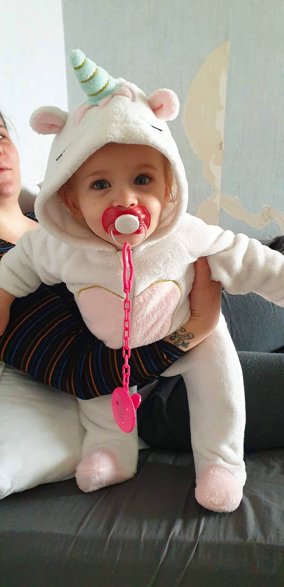 Lylarose a rejoint le concours — aidez-le/la à gagner de superbes lots ! arm, baby, baby_products, baby_toddler_clothing, cap, cheek, child, costume_hat, face, fashion_accessory, fur, happy, headwear, iris, lip, person, pink, sitting, skin, sleeve