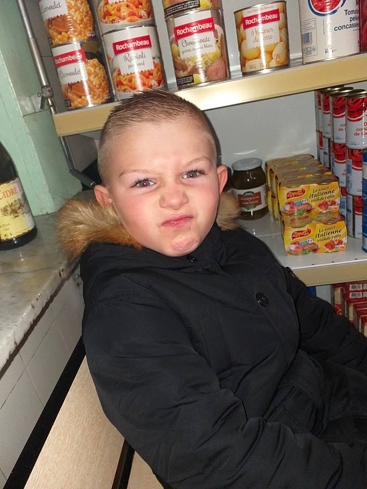 Lorenzo participe au concours pour gagner de l'argent avec cette photo : child, person, supermarket