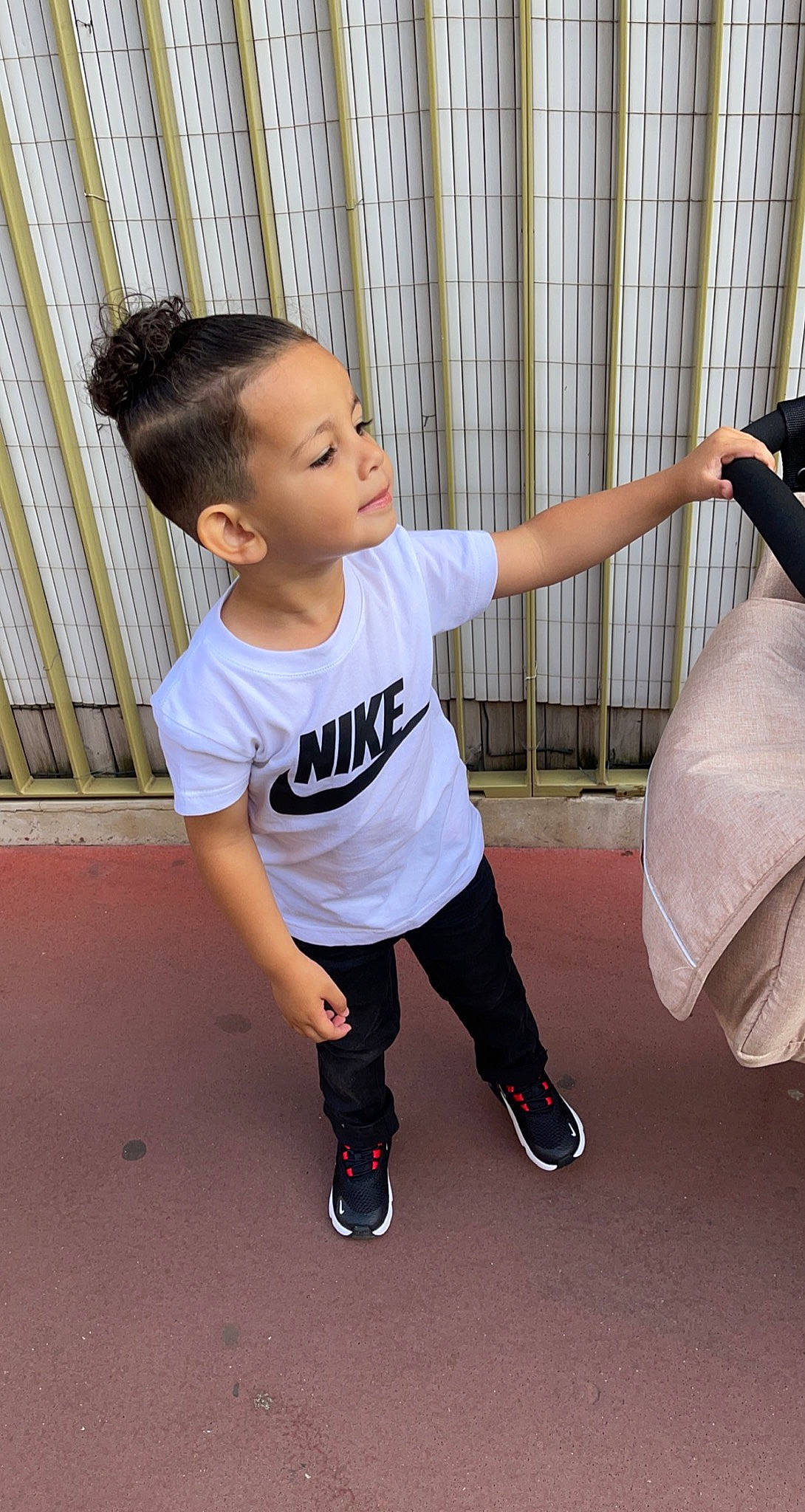 Mehdi a rejoint le concours — aidez-le/la à gagner de superbes lots ! baby_toddler_clothing, elbow, fashion_design, flooring, fun, gesture, happy, human_leg, joint, knee, leisure, person, shoulder, sitting, sleeve, t_shirt, thigh, thumb, toddler, trunk