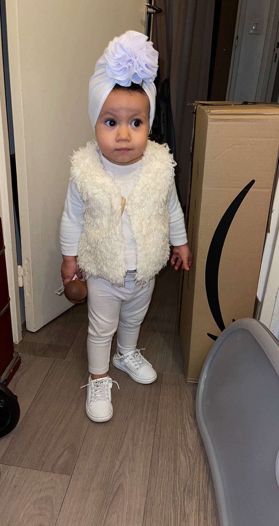 Luna a rejoint le concours — aidez-le/la à gagner de superbes lots ! baby, baby_toddler_clothing, cap, child, fashion_accessory, floor, flooring, hardwood, hat, headgear, headwear, knee, knit_cap, person, product, room, sleeve, toddler, toilet, toilet_seat