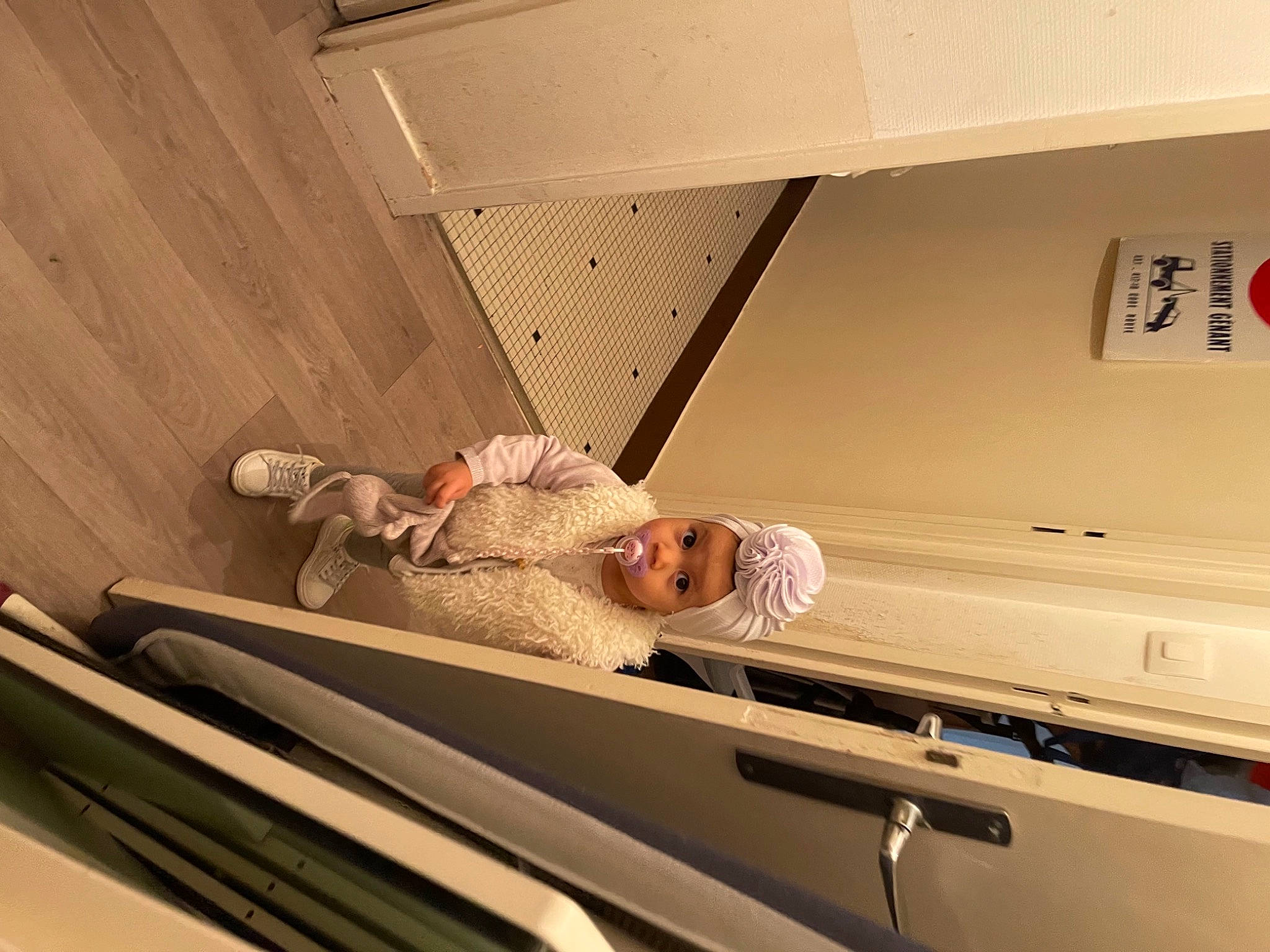 Luna a rejoint le concours — aidez-le/la à gagner de superbes lots ! air_travel, airline, automotive_exterior, building, ceiling, child, comfort, daylighting, flooring, hardwood, headwear, house, machine, metal, person, room, stairs, t_shirt, toddler, transport