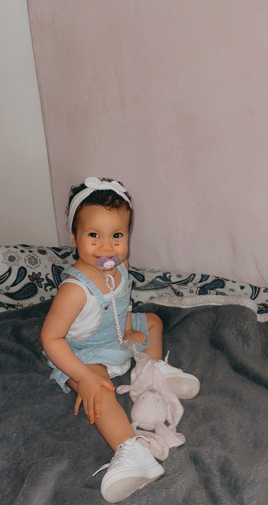 Luna participe au concours pour gagner de l'argent avec cette photo : baby_toddler_clothing, child, comfort, costume, embellishment, fashion_accessory, fashion_design, flash_photography, fun, hair_accessory, headband, headpiece, human_leg, jewellery, person, ruffle, sitting, sleeve, sock, thigh