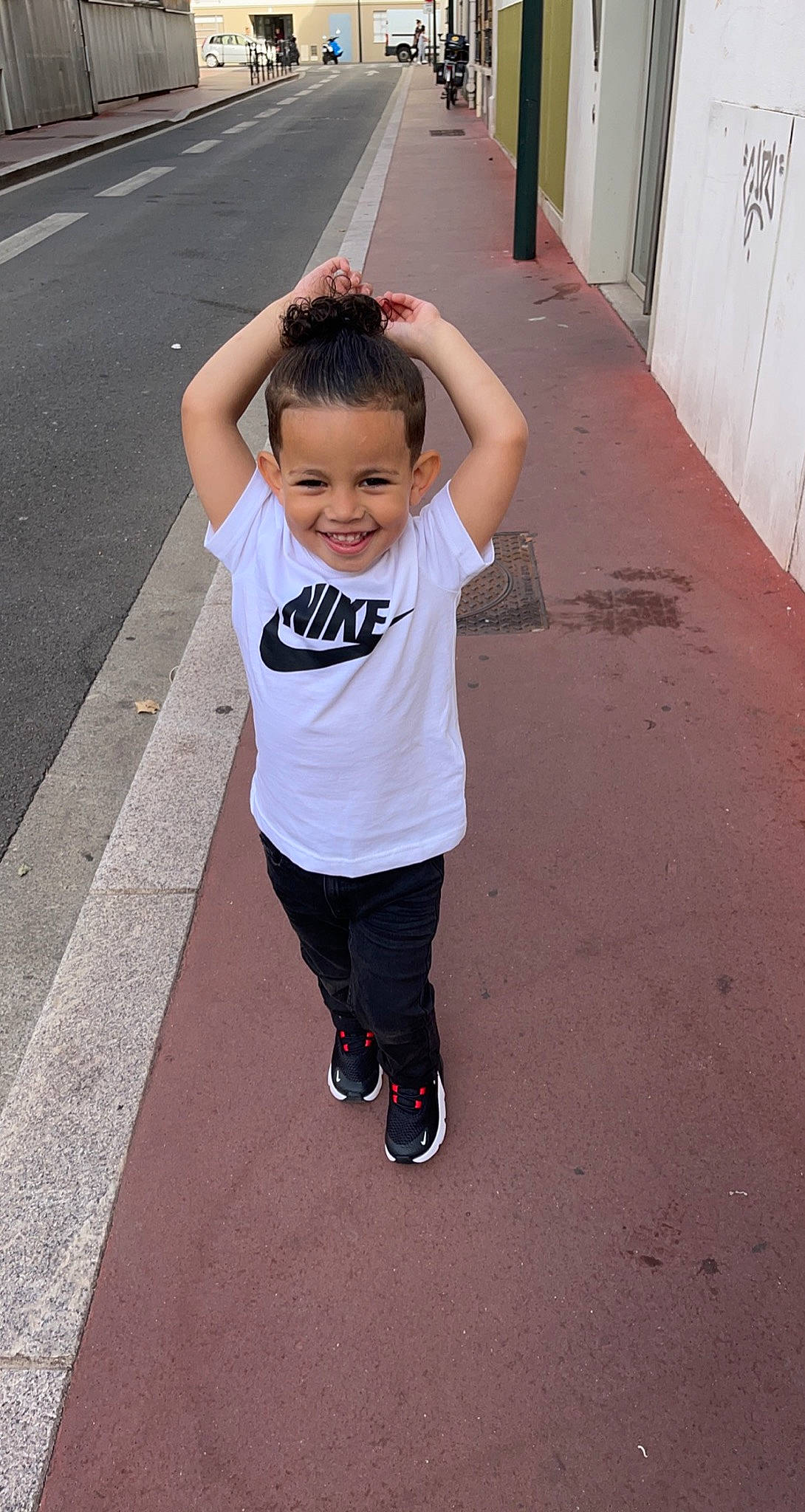 Kiara a rejoint le concours — aidez-le/la à gagner de superbes lots ! asphalt, child, concrete, face, fun, gesture, happy, joy, leisure, pedestrian, person, play, recreation, road, road_surface, sidewalk, sleeve, smile, standing, t_shirt