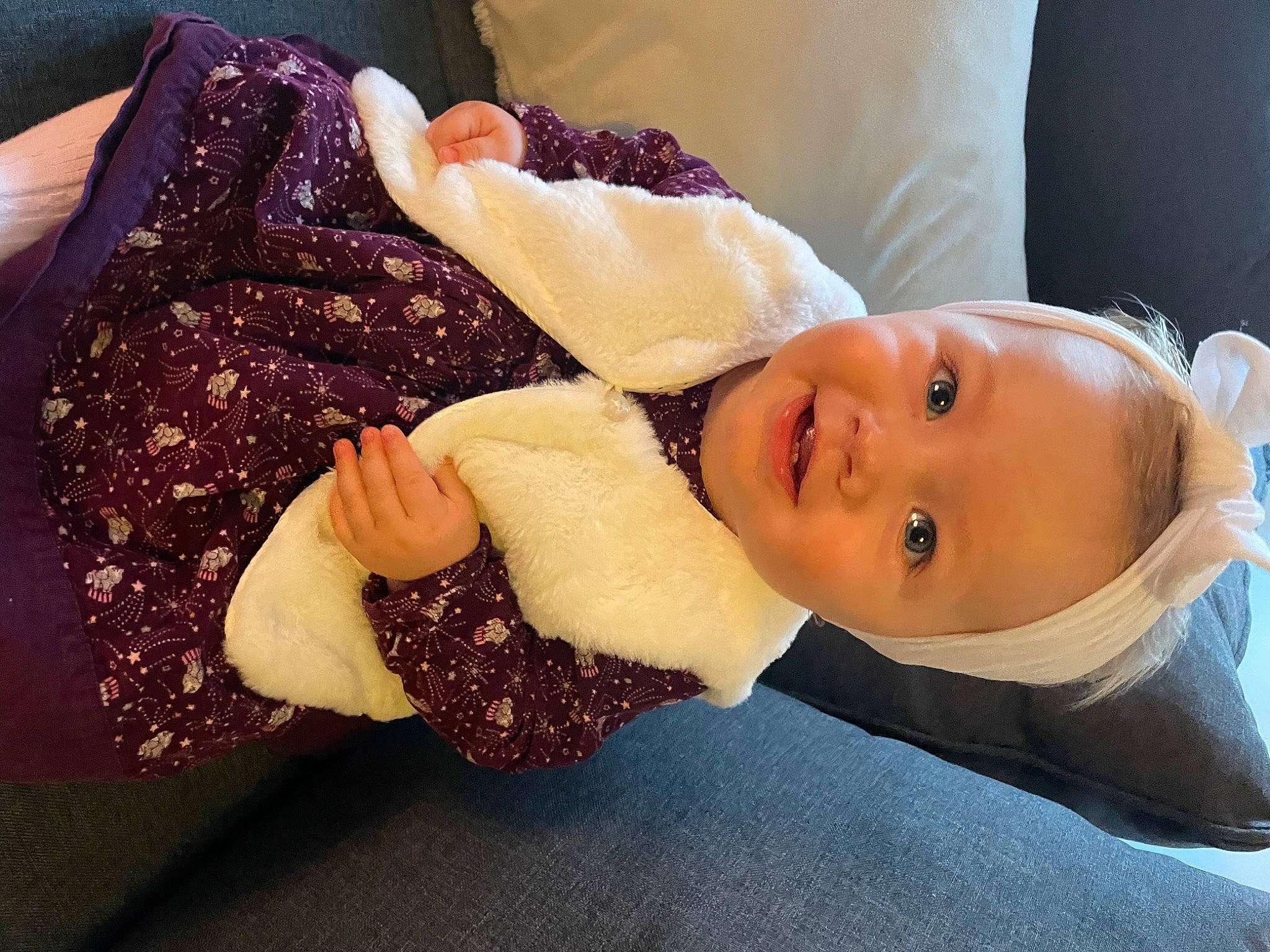 Vaïana a rejoint le concours — aidez-le/la à gagner de superbes lots ! abdomen, baby, baby_toddler_clothing, child, comfort, fur, happy, hat, human_leg, linens, mammal, pattern, person, room, sitting, skin, sleeve, smile, thigh, toddler