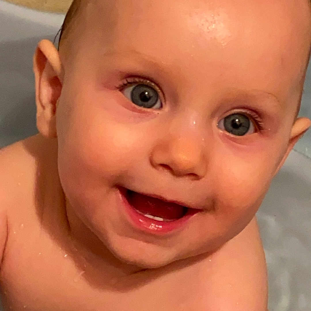 Lina a rejoint le concours — aidez-le/la à gagner de superbes lots ! baby, babylaughing, bathing, bathroom, bathtub, bodypart, face, happy, head, indoors, laughing, mouth, newborn, person, photography, portrait, room, smile, teeth, tub
