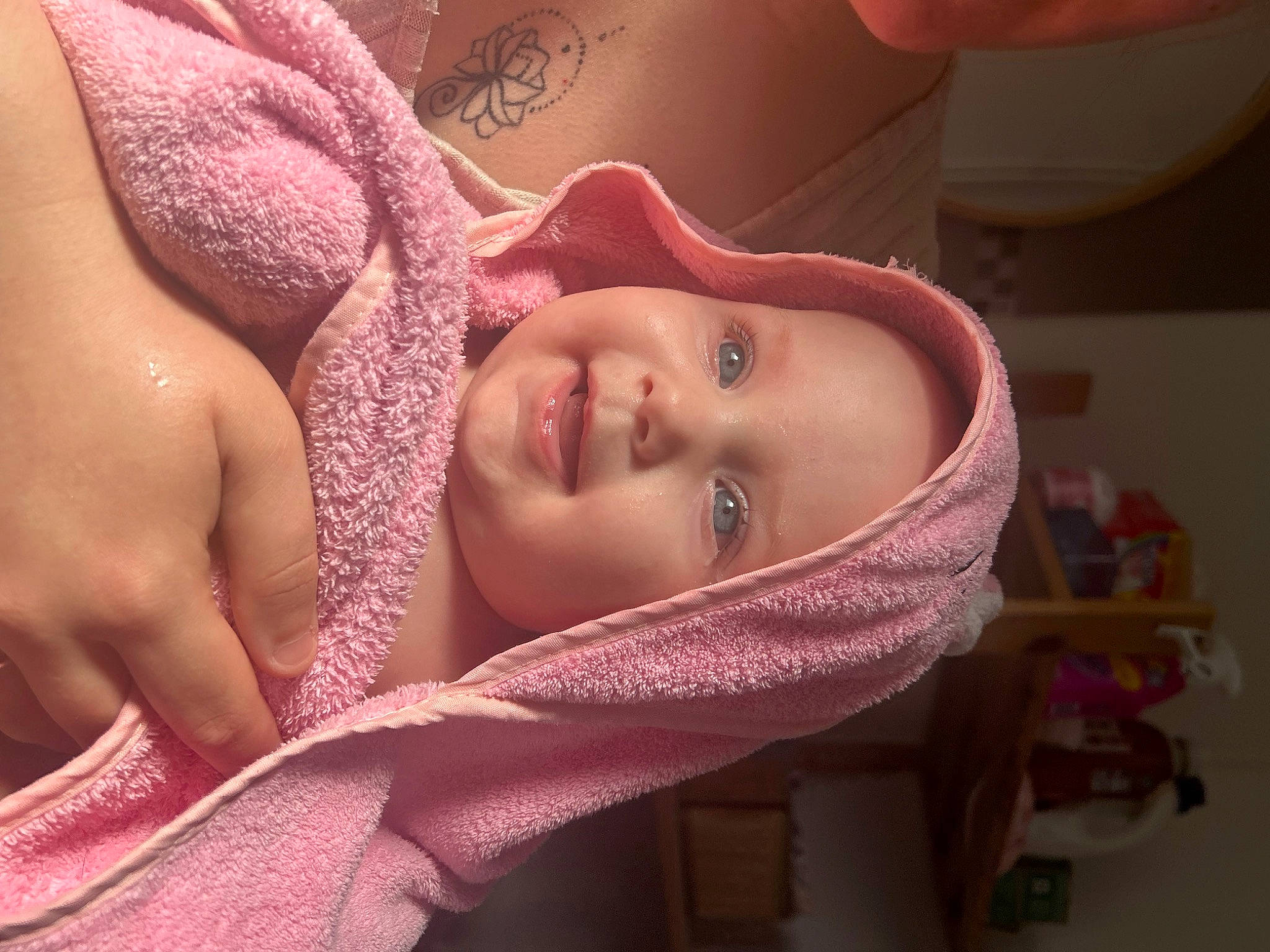 Lina participe au concours pour gagner de l'argent avec cette photo : arm, chin, comfort, ear, eye, eyebrow, eyelash, face, forehead, hair, happy, head, headwear, human_body, iris, joy, lip, mouth, neck, nose