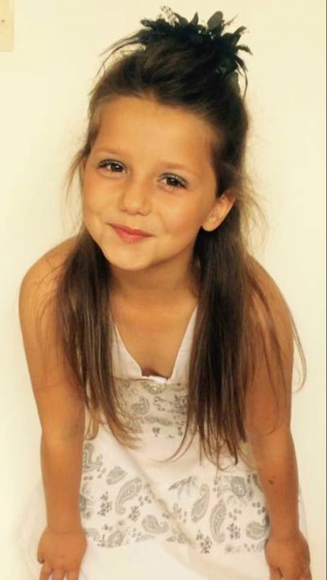 Louna a rejoint le concours — aidez-le/la à gagner de superbes lots ! bangs, black_hair, brown_hair, child, child_actor, child_model, eyebrow, forehead, girl, hair, hair_coloring, hairstyle, human_hair_color, layered_hair, long_hair, person, smile