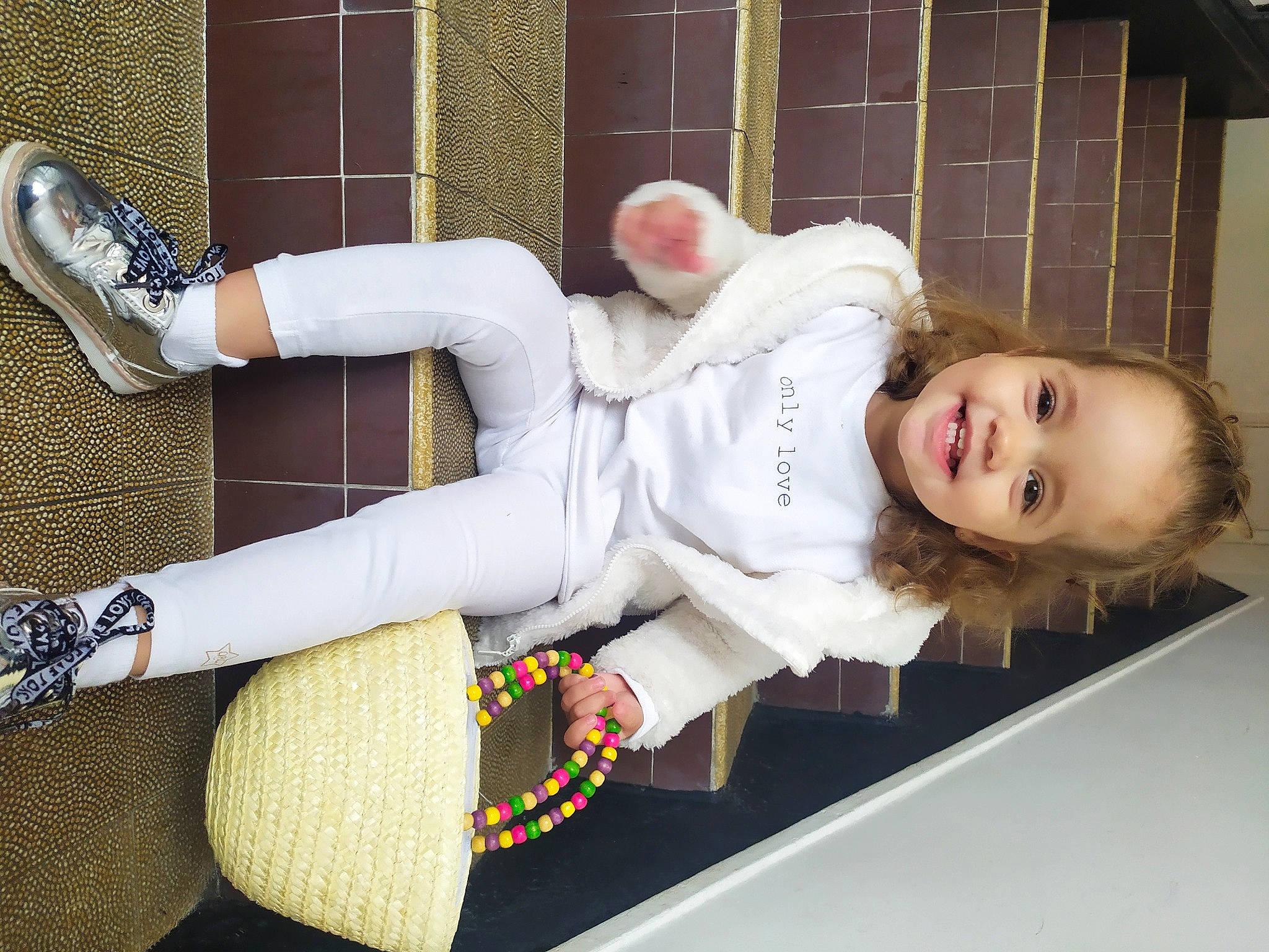 Julianna participe au concours pour gagner de l'argent avec cette photo : fashion_accessory, footwear, joy, knee, leg, person, shoe