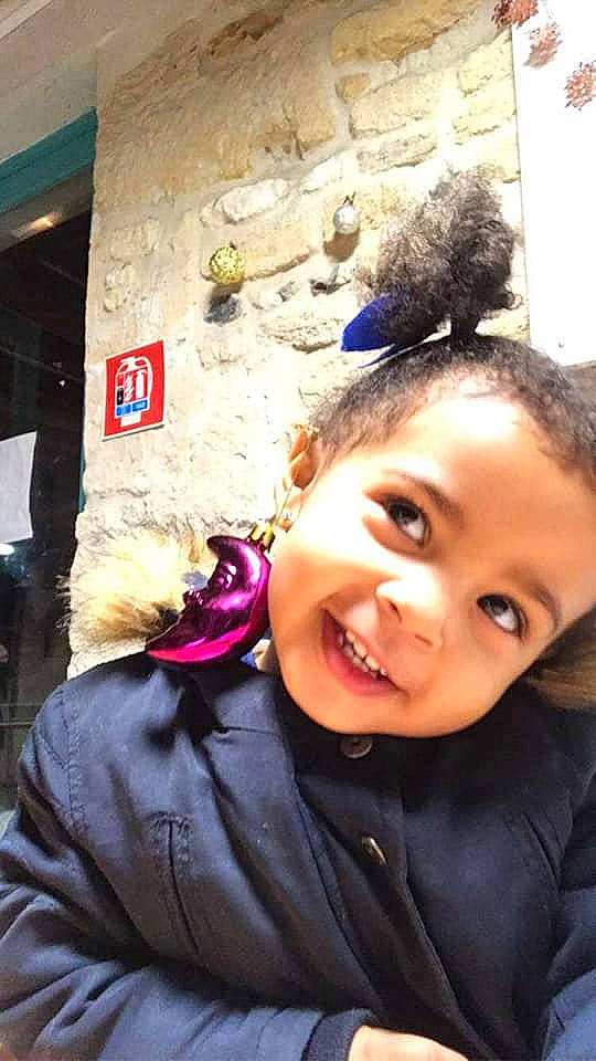 Soukaina participe au concours pour gagner de l'argent avec cette photo : child, fashion_accessory, flash_photography, fun, fur, happy, iris, jacket, joy, laugh, leisure, lip, magenta, nose, person, personal_protective_equipment, selfie, smile, toddler, travel