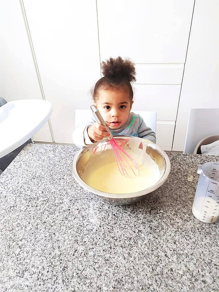 Soukaina a rejoint le concours — aidez-le/la à gagner de superbes lots ! baby, child, dishware, drinkware, floor, flooring, fun, glass, icing, paint, peach, person, plate, play, porcelain, room, serveware, sitting, tableware, toddler