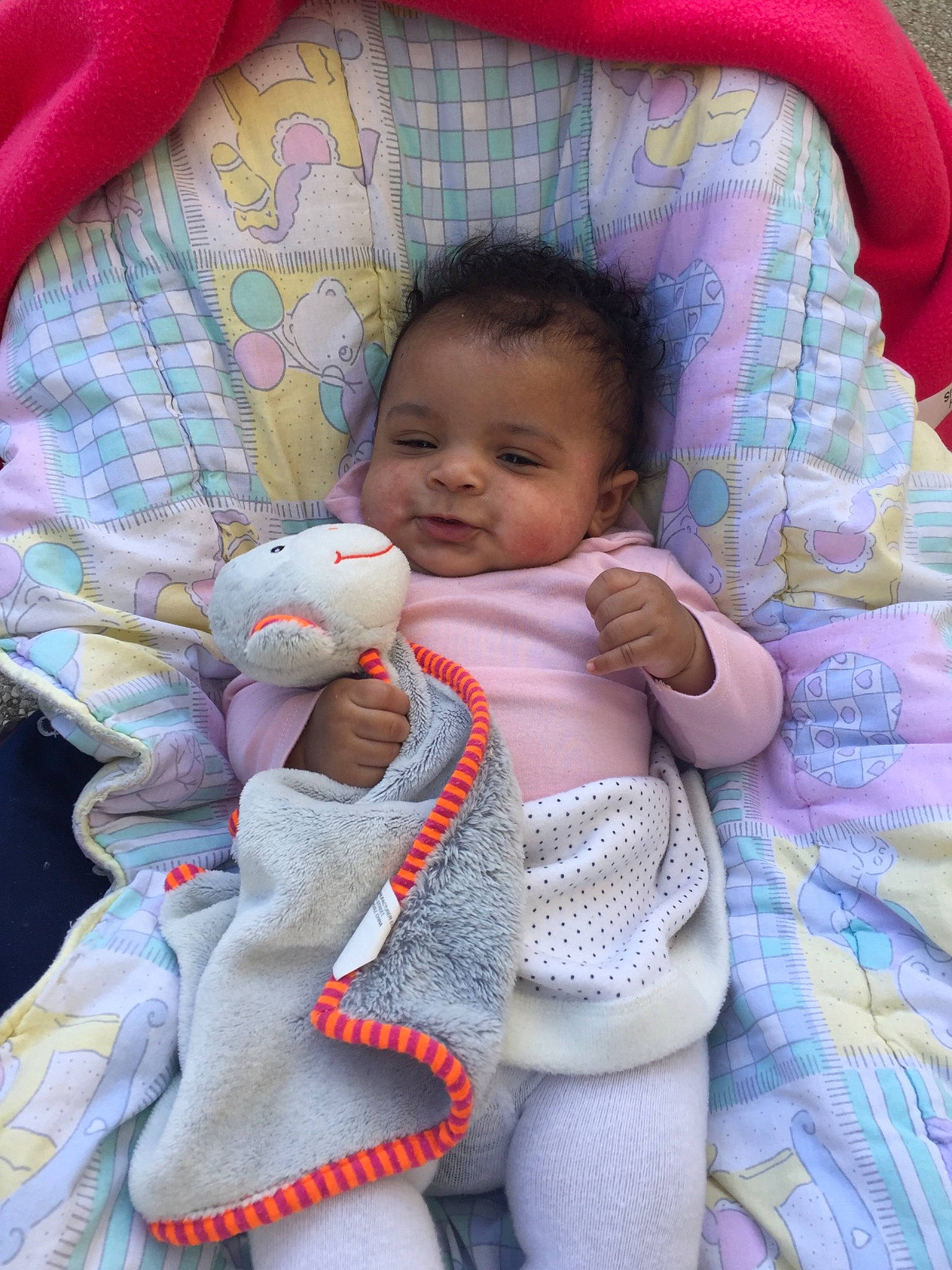 Soukaina a rejoint le concours — aidez-le/la à gagner de superbes lots ! baby, baby_products, child, person, pink, product, skin, textile, toddler