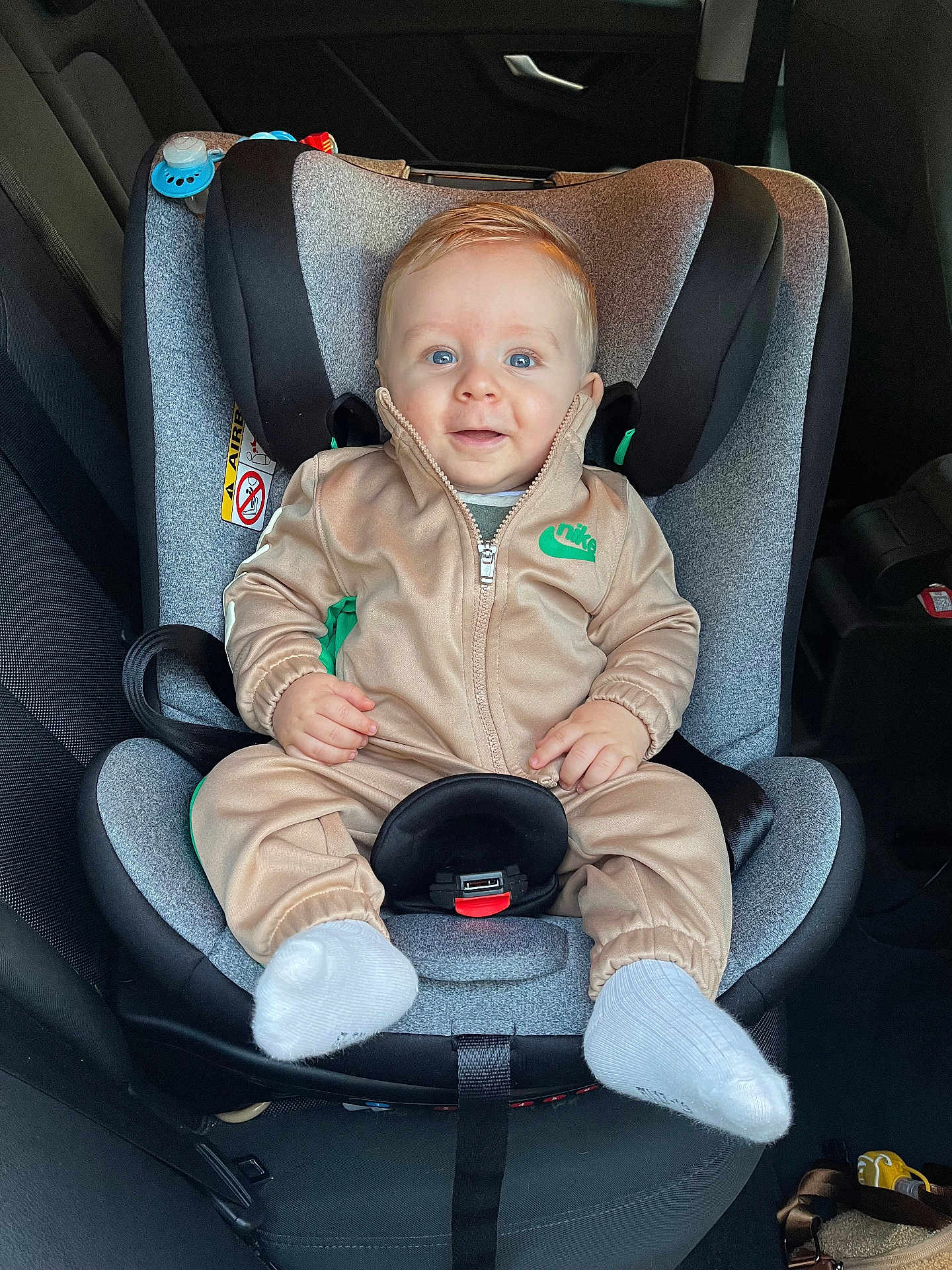 Giani a rejoint le concours — aidez-le/la à gagner de superbes lots ! baby, child, car_seat, smiling, blue_eyes, beige_tracksuit, nike_logo, white_socks, car_interior, seat_belt, infant, happy, cute, portrait, sitting, clothing, child_seat, car, baby_accessory, young_child