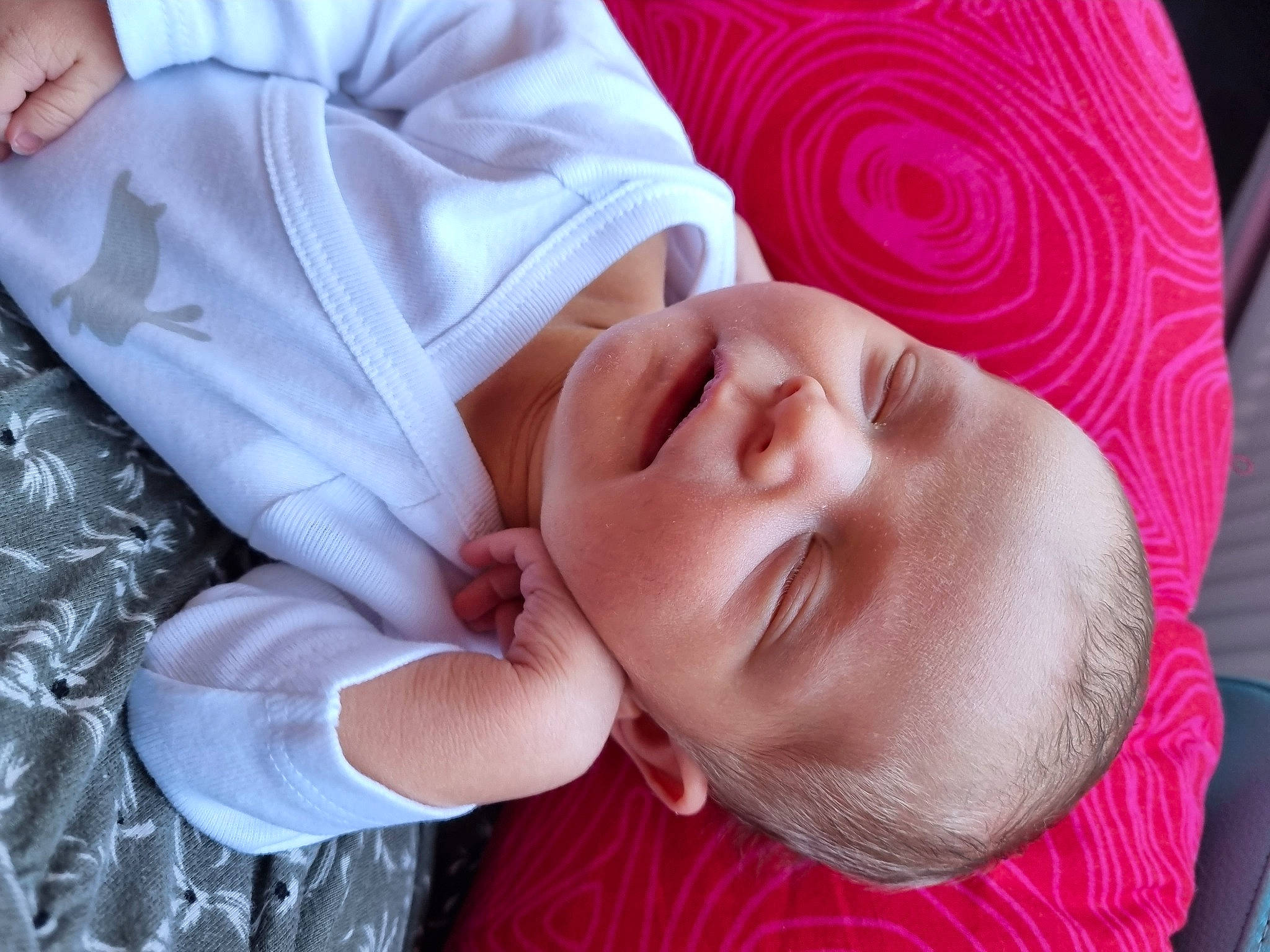 Faustine participe au concours pour gagner de l'argent avec cette photo : baby, baby_toddler_clothing, cheek, child, clothing, comfort, ear, eyelash, finger, gesture, happy, human, lip, mouth, nose, person, pink, skin, sleeve, smile