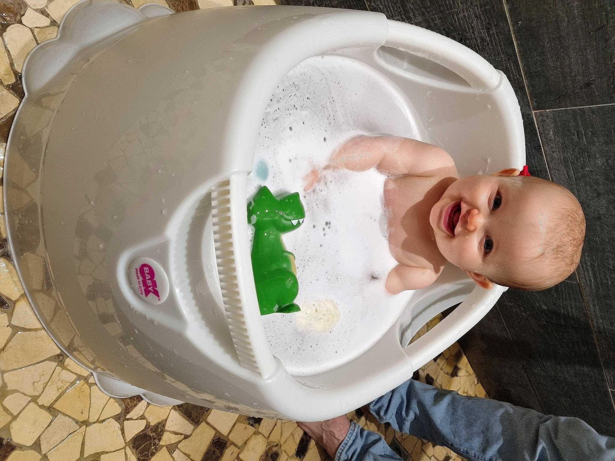Faustine a rejoint le concours — aidez-le/la à gagner de superbes lots ! baby, baby_products, baby_safety, baby_toddler_clothing, bathing, bathroom, child, fluid, fun, happy, headgear, person, personal_protective_equipment, plastic, plumbing_fixture, smile, toddler, toy