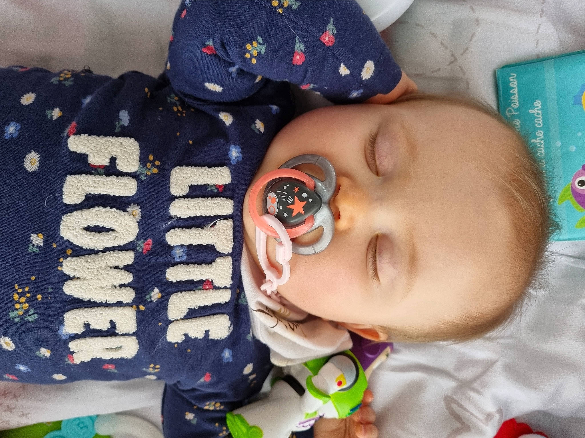 Faustine a rejoint le concours — aidez-le/la à gagner de superbes lots ! baby, baby_products, baby_sleeping, baby_toddler_clothing, cheek, child, comfort, eye, eyelash, face, fashion_accessory, happy, nose, pattern, person, room, skin, sleeve, smile, toddler