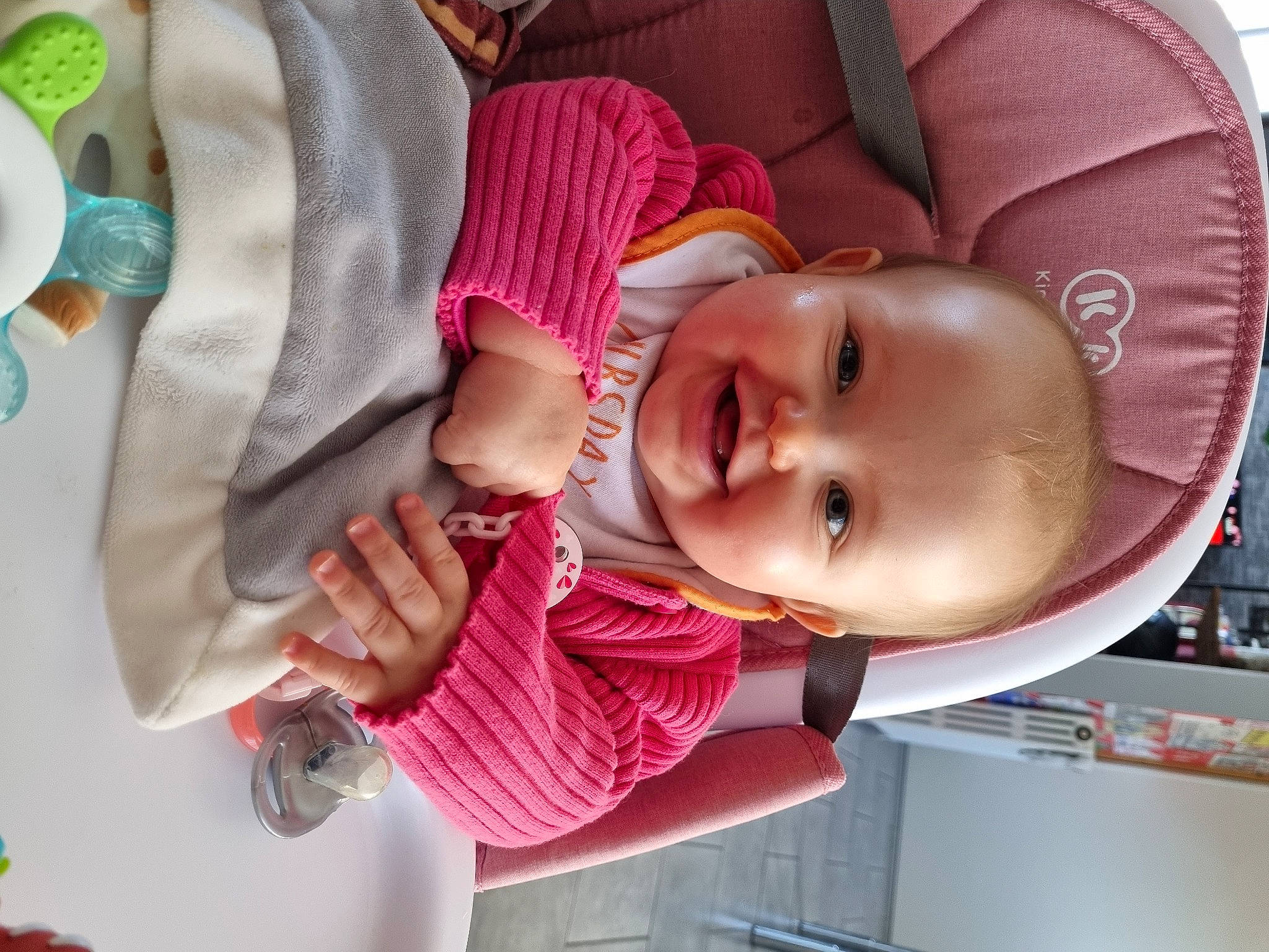 Faustine participe au concours pour gagner de l'argent avec cette photo : baby, baby_laughing, baby_products, baby_toddler_clothing, cap, cheek, child, comfort, eyelash, facial_expression, fashion_accessory, happy, hat, joy, lip, mouth, nose, person, pink, skin