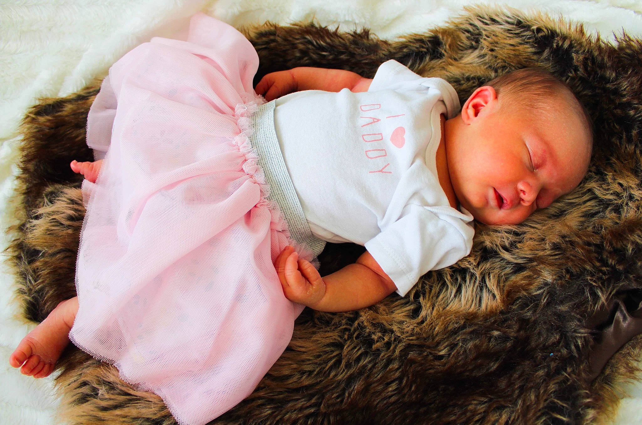 Zoé participe au concours pour gagner de l'argent avec cette photo : baby, baby_products, baby_sleeping, baby_toddler_clothing, bedtime, child, ear, fur, fur_clothing, nap, person, skin, sleep, textile, toddler
