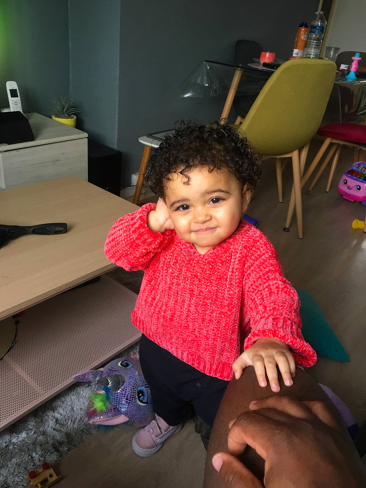 Peyton participe au concours pour gagner de l'argent avec cette photo : arm, baby, cheek, child, finger, floor, flooring, fun, furniture, head, joint, joy, leg, neck, person, play, room, shoulder, sitting, skin