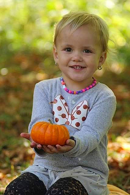 Atheyna participe au concours pour gagner de l'argent avec cette photo : boy, child, eating, fun, girl, grass, happiness, infant, joy, person, play, portrait_photography, pumpkin, smile, toddler