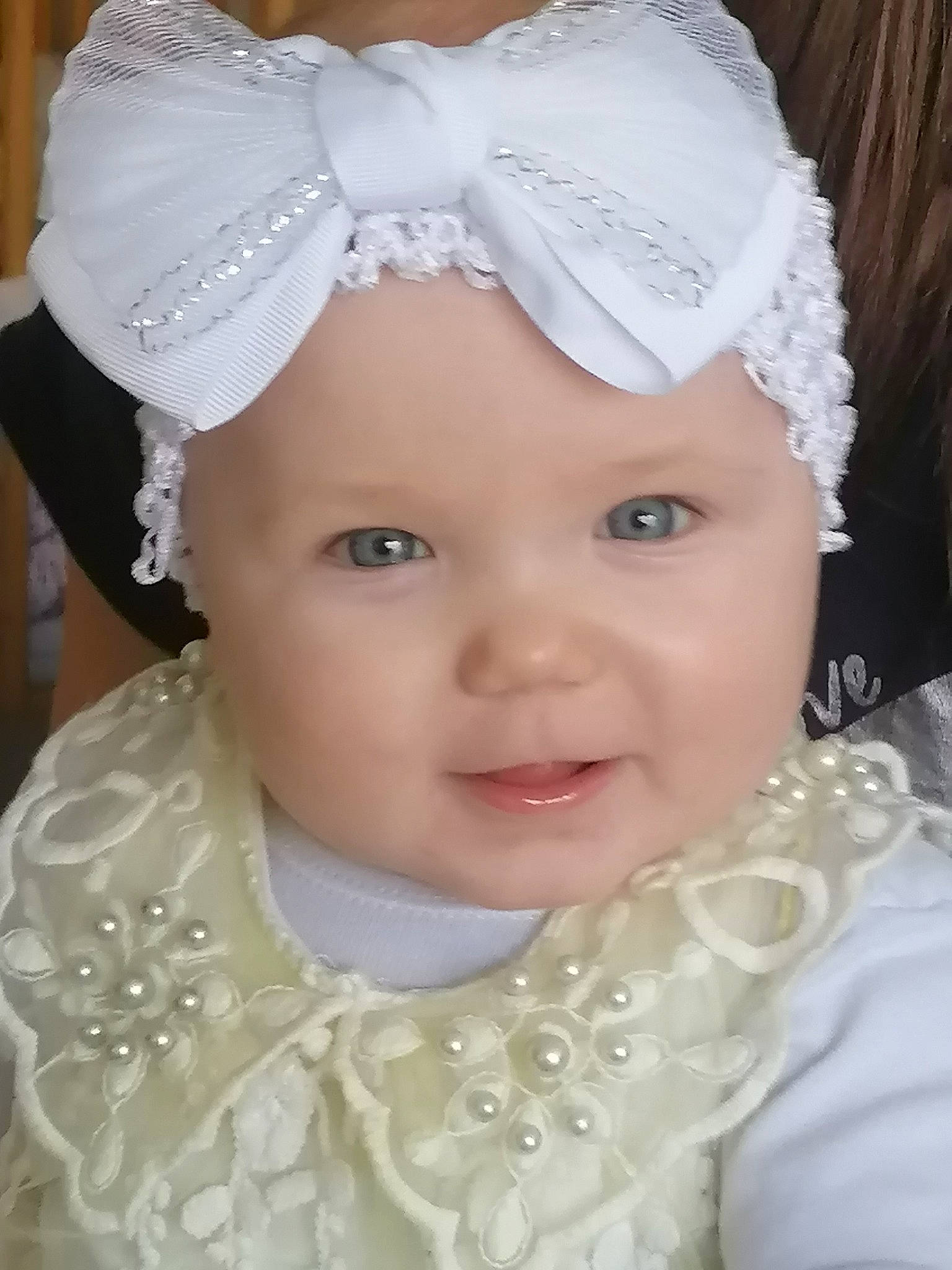 Leïlany participe au concours pour gagner de l'argent avec cette photo : baby, bridal_accessory, cheek, child, clothing, eyebrow, fashion_accessory, forehead, hair_accessory, head, headband, headgear, headpiece, headwear, lace, lip, person, skin, smile, toddler