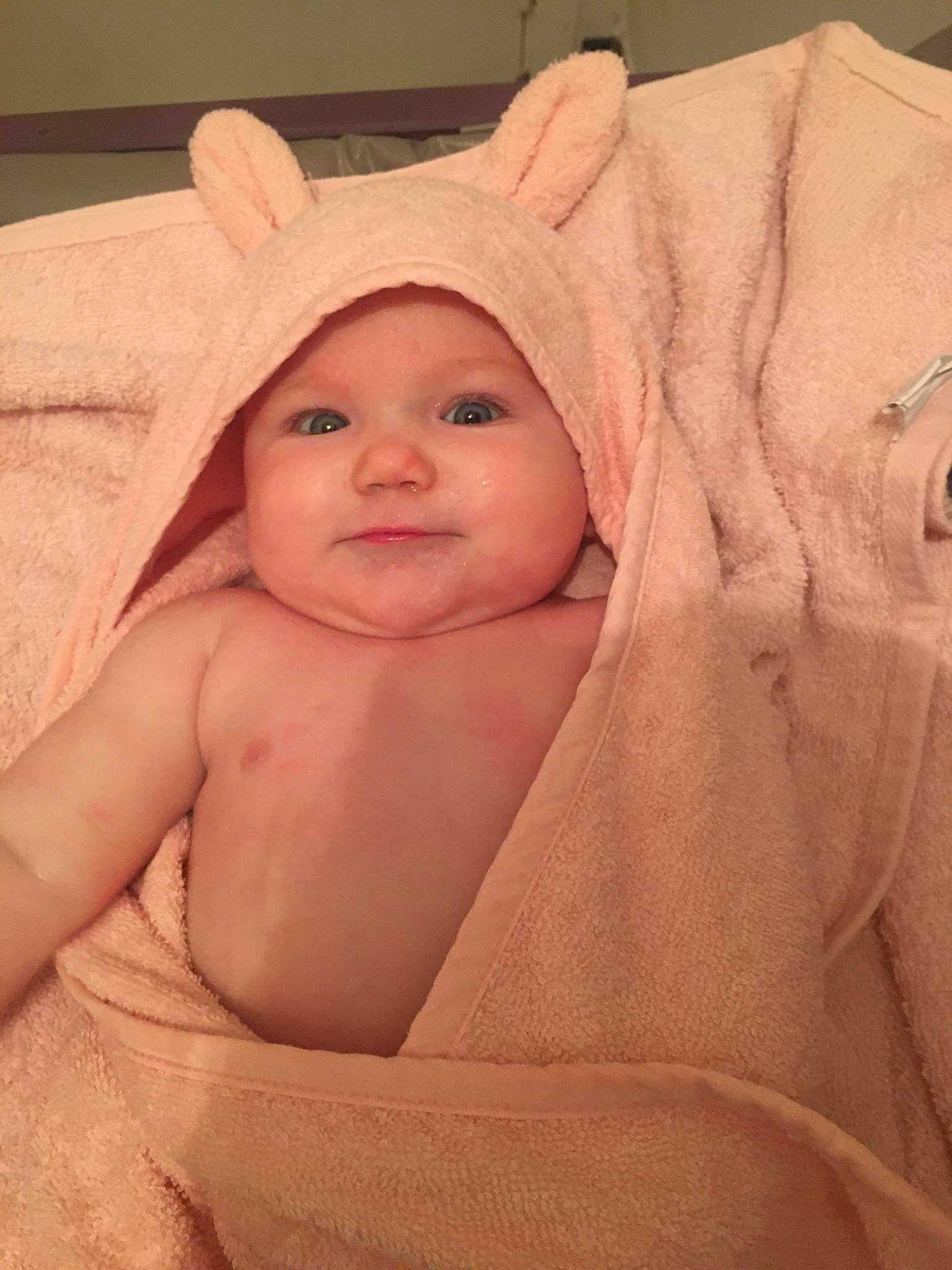 Leïlany participe au concours pour gagner de l'argent avec cette photo : baby, cheek, child, ear, eye, face, head, headwear, linens, person, skin, toddler