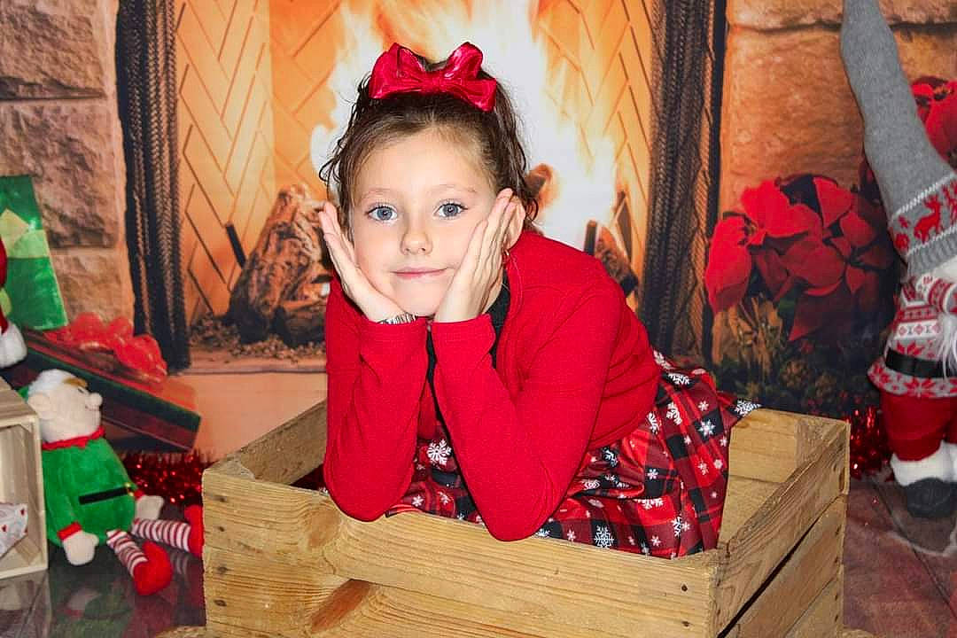 Kellyah a rejoint le concours — aidez-le/la à gagner de superbes lots ! carmine, child, christmas, christmas_decoration, christmas_eve, christmas_ornament, event, fun, happy, holiday, interior_design, joy, person, red, sitting, smile, sunglasses, toddler, tradition, tree