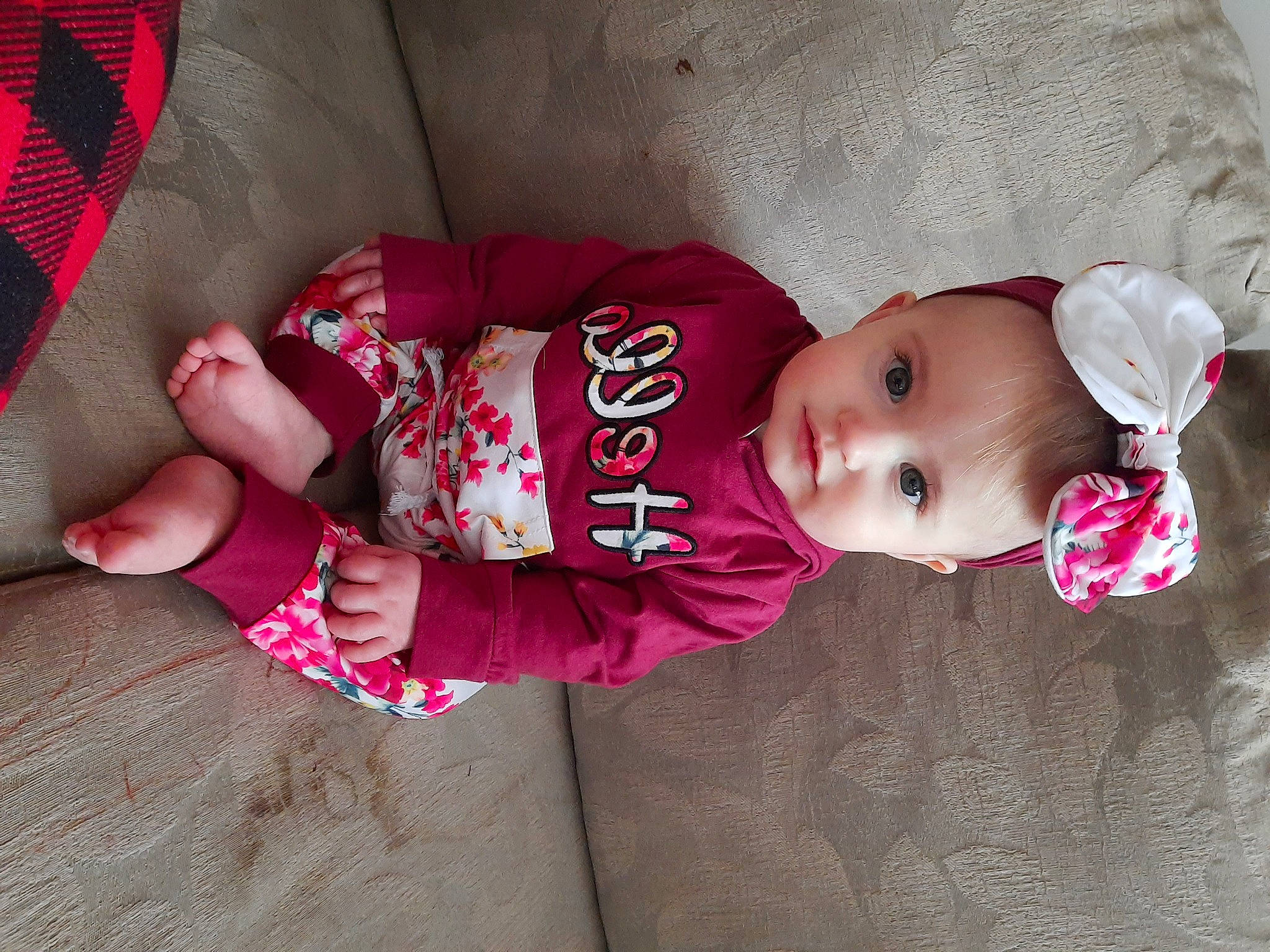 Arielle a rejoint le concours — aidez-le/la à gagner de superbes lots ! baby, baby_products, baby_toddler_clothing, carmine, child, comfort, hat, headgear, human_leg, pattern, person, pink, red, sitting, skin, sleeve, smile, sock, thigh, toddler