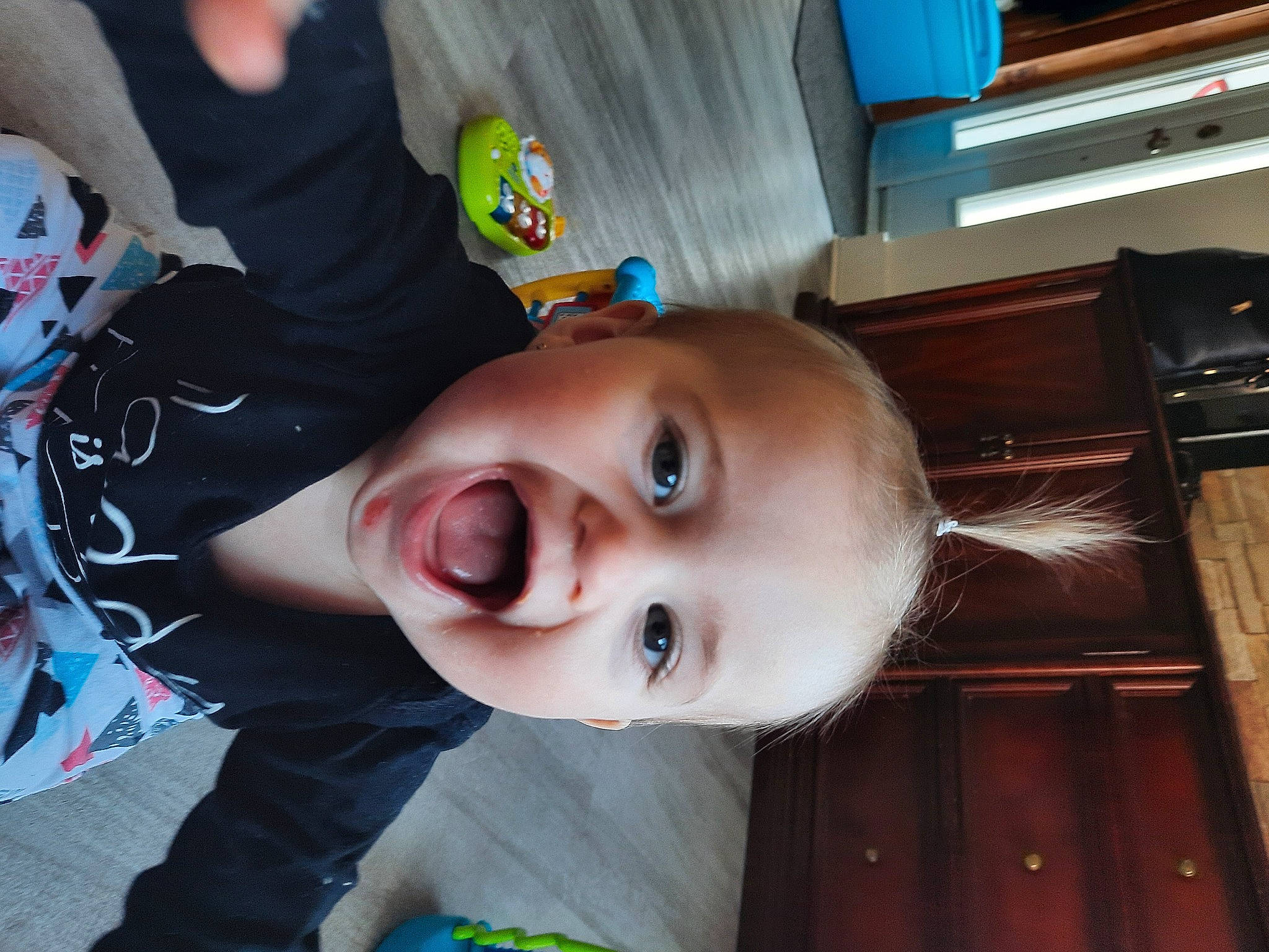 Arielle a rejoint le concours — aidez-le/la à gagner de superbes lots ! baby, baby_laughing, baby_products, baby_toddler_clothing, baby_toys, cheek, child, facial_expression, flooring, fun, happy, hardwood, laugh, mouth, nose, person, room, smile, toddler, vacation