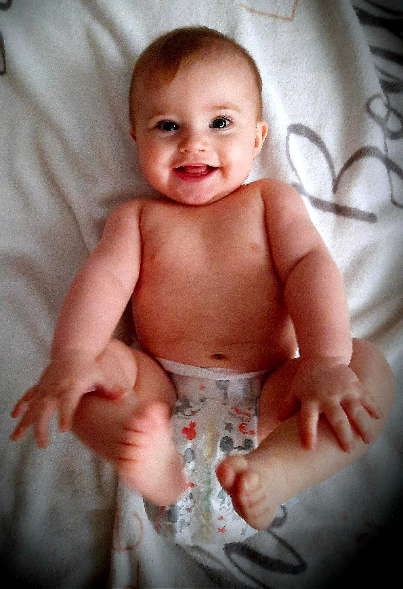 Arielle participe au concours pour gagner de l'argent avec cette photo : baby, cheek, dress, eye, eyebrow, face, finger, gesture, head, human_body, iris, joy, leg, lip, mouth, muscle, neck, nose, person, skin