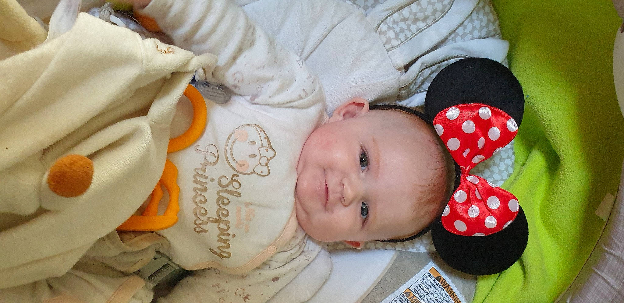 Milla a rejoint le concours — aidez-le/la à gagner de superbes lots ! baby, baby_products, baby_toddler_clothing, cheek, child, comfort, happy, joy, linens, mammal, pattern, people, person, portrait_photography, product, room, skin, sleeve, smile, textile