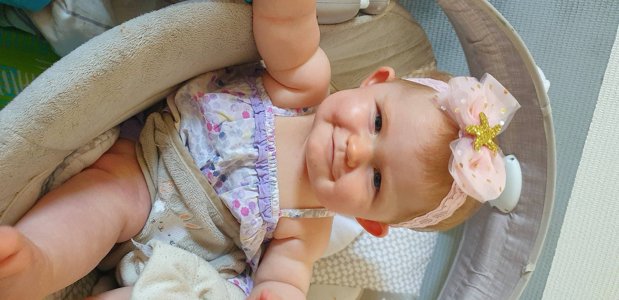 Milla a rejoint le concours — aidez-le/la à gagner de superbes lots ! baby, baby_toddler_clothing, cheek, chin, ear, eye, eyebrow, eyelash, face, finger, hand, head, iris, joy, lip, mouth, nose, person, pink, skin