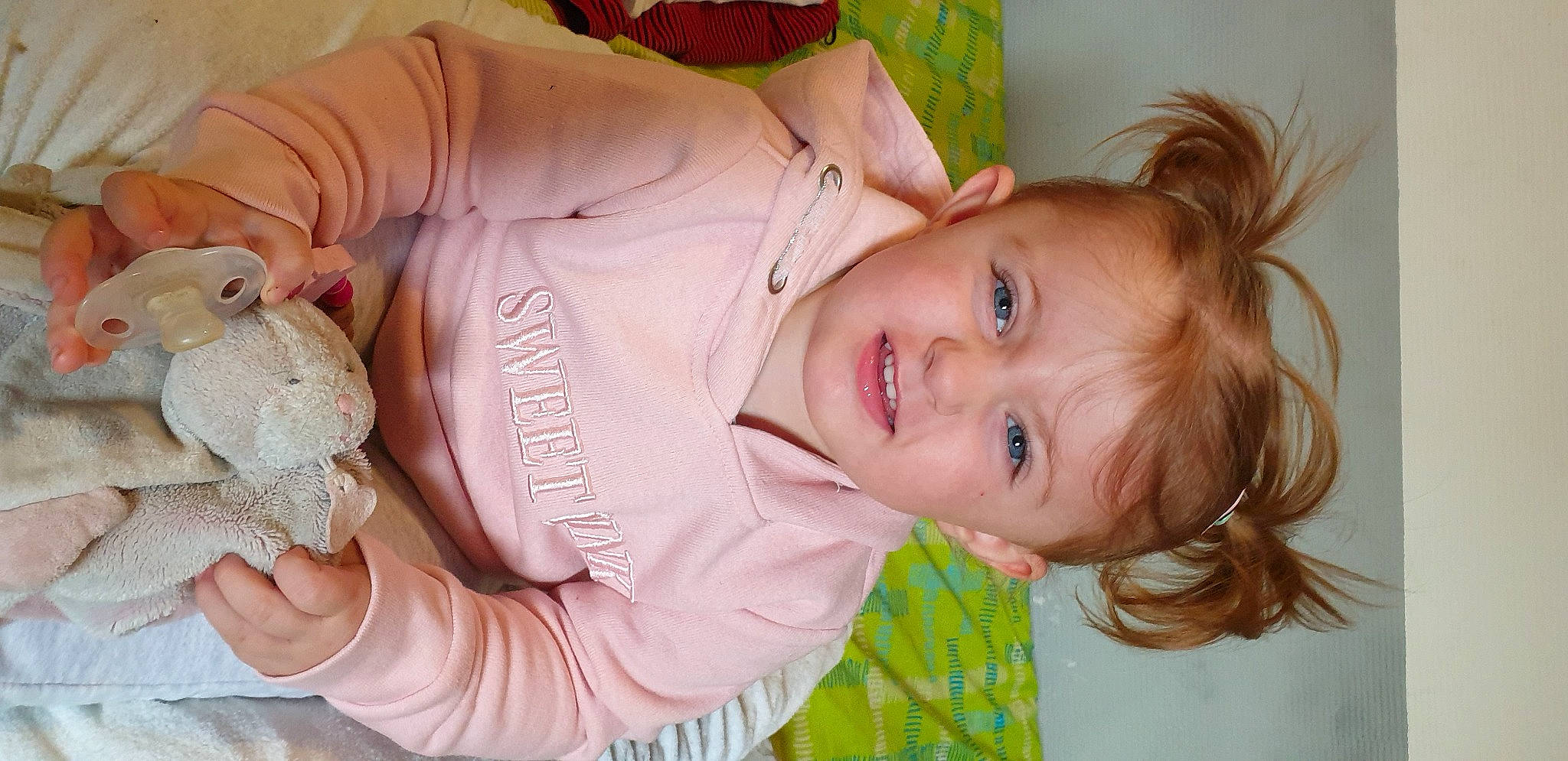 Kiéra a rejoint le concours — aidez-le/la à gagner de superbes lots ! arm, baby, baby_toddler_clothing, cheek, child, eye, fun, fur, grass, happy, head, mouth, nose, person, pink, portrait_photography, sitting, skin, smile, toddler