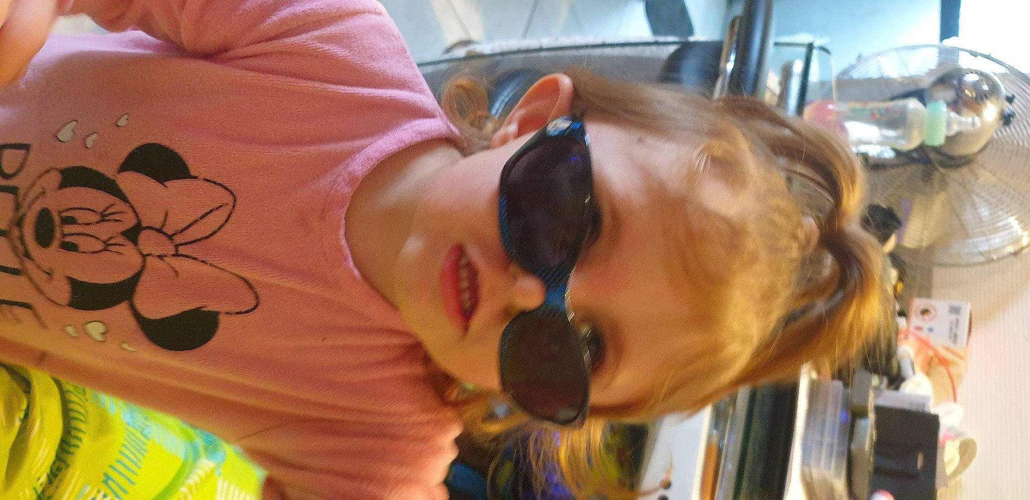 Kiéra participe au concours pour gagner de l'argent avec cette photo : blond, eyewear, fawn, flower, fun, glasses, goggles, hairstyle, happy, leisure, mammal, mouth, person, personal_protective_equipment, petal, plant, sunglasses, tree, vertebrate, vision_care