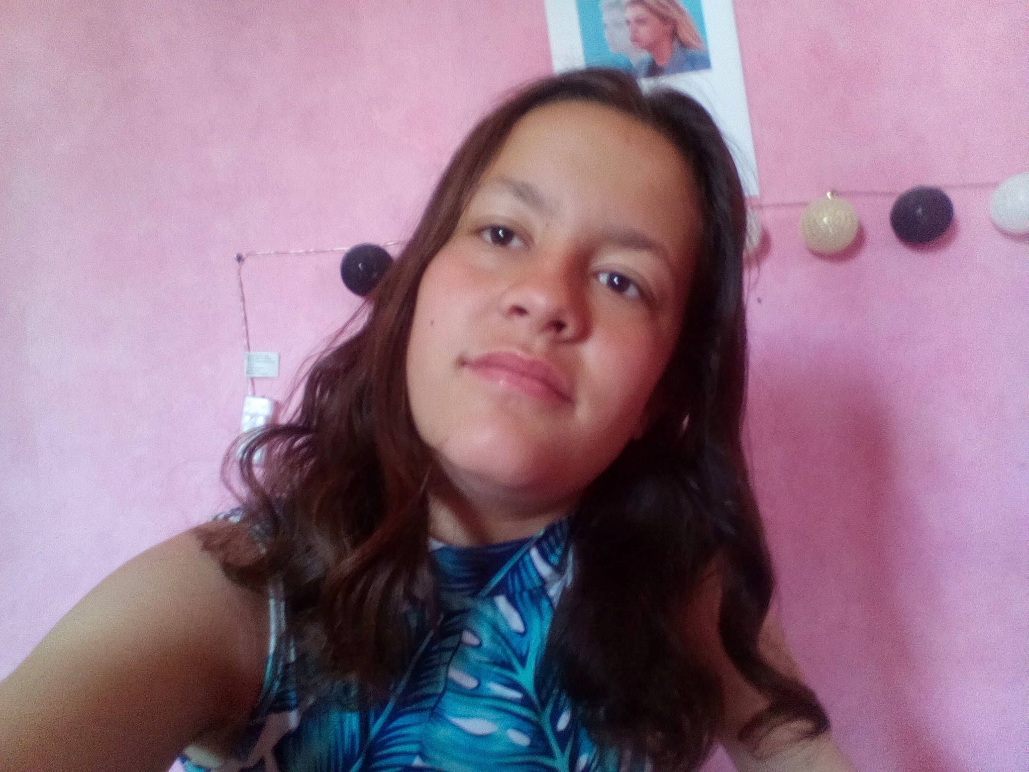 Alysson participe au concours pour gagner de l'argent avec cette photo : beauty, black_hair, cheek, chest, chin, ear, electric_blue, eyebrow, eyelash, facial_expression, fun, gesture, hairstyle, happy, jewellery, lip, mouth, nose, person, skin