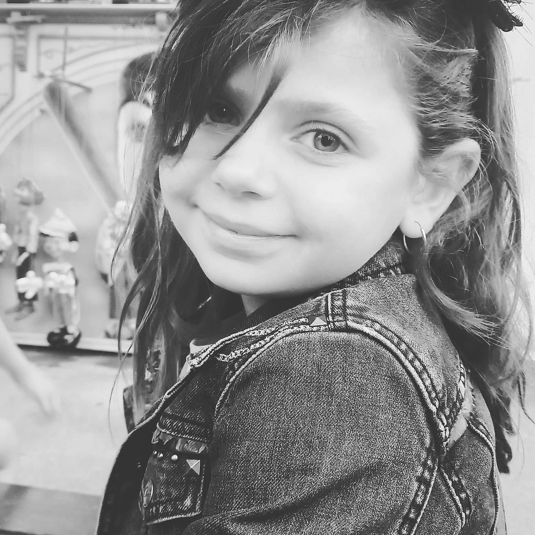 Clémence a rejoint le concours — aidez-le/la à gagner de superbes lots ! bangs, beauty, black_and_white, black_hair, child, eye, eyelash, flash_photography, fun, hairstyle, happy, joy, lip, monochrome, monochrome_photography, nose, organ, person, skin, sleeve