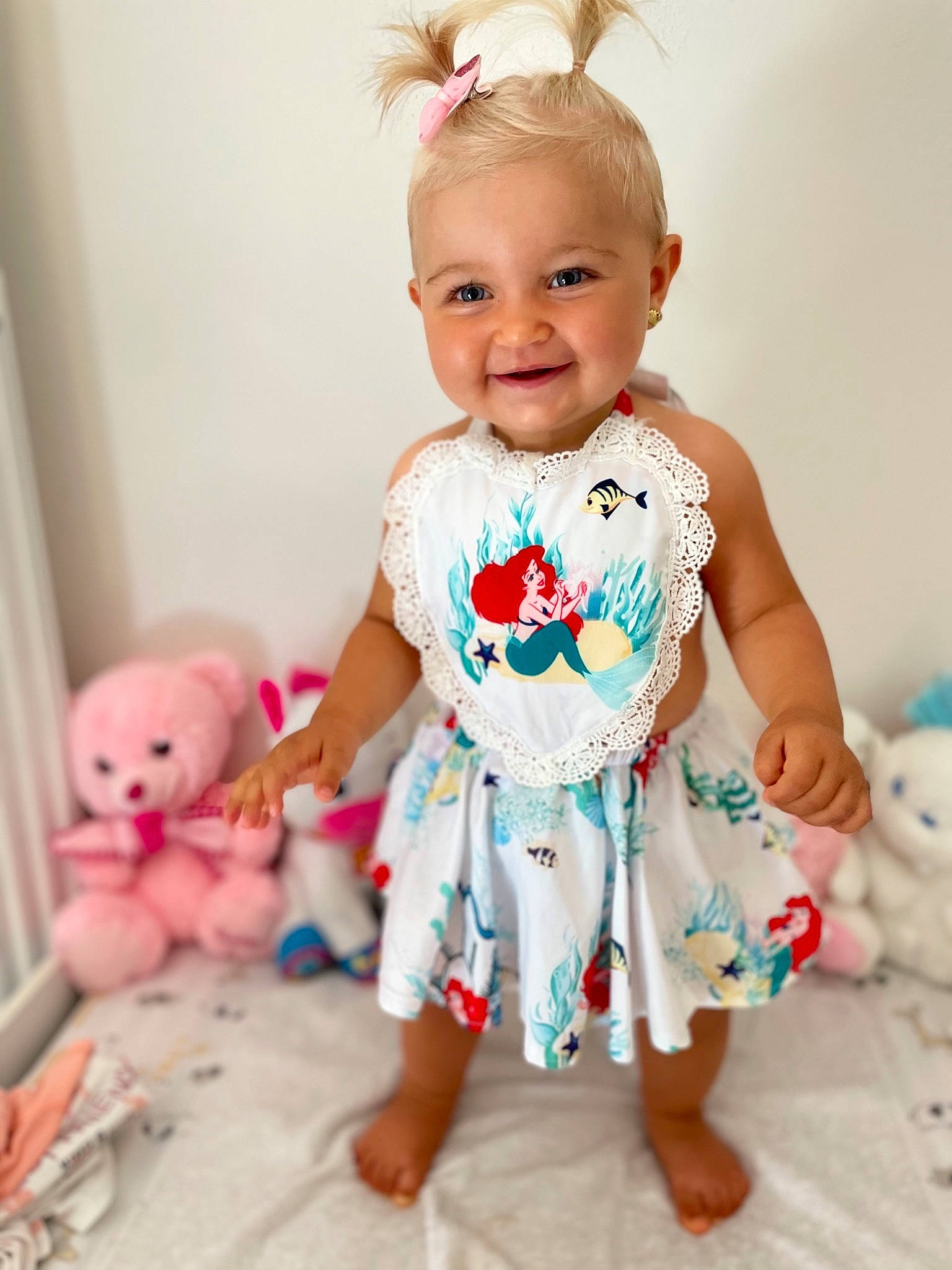 Mia participe au concours pour gagner de l'argent avec cette photo : arm, baby, baby_toddler_clothing, barefoot, cheek, child, dress, facial_expression, hand, happy, head, joy, organ, pattern, person, pink, sitting, skin, sleeve, smile