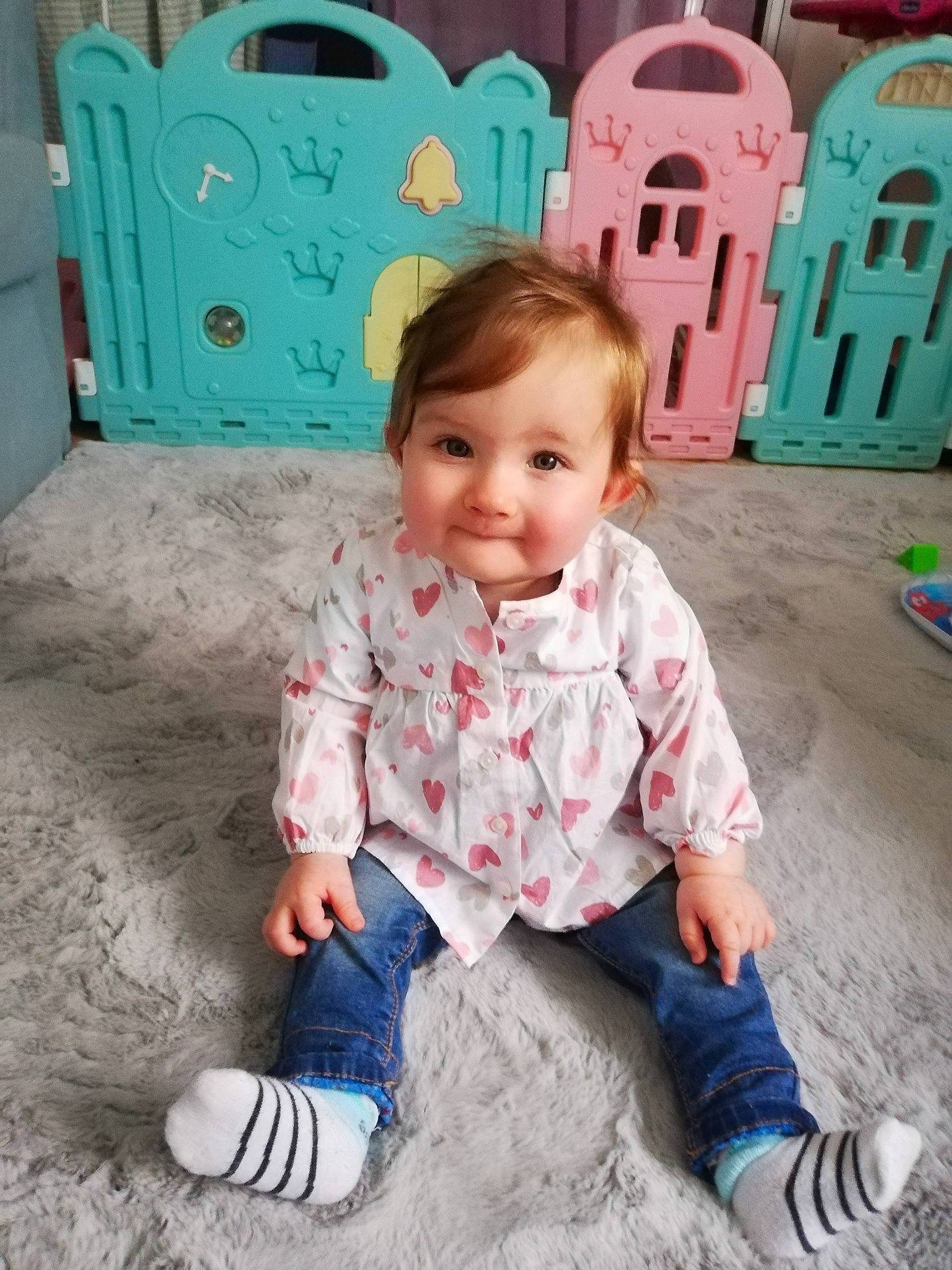 Océane a rejoint le concours — aidez-le/la à gagner de superbes lots ! baby_toddler_clothing, blue, chair, clothing, face, green, hairstyle, happy, head, joy, leg, person, photograph, pink, product, skin, sleeve, smile, standing, toddler