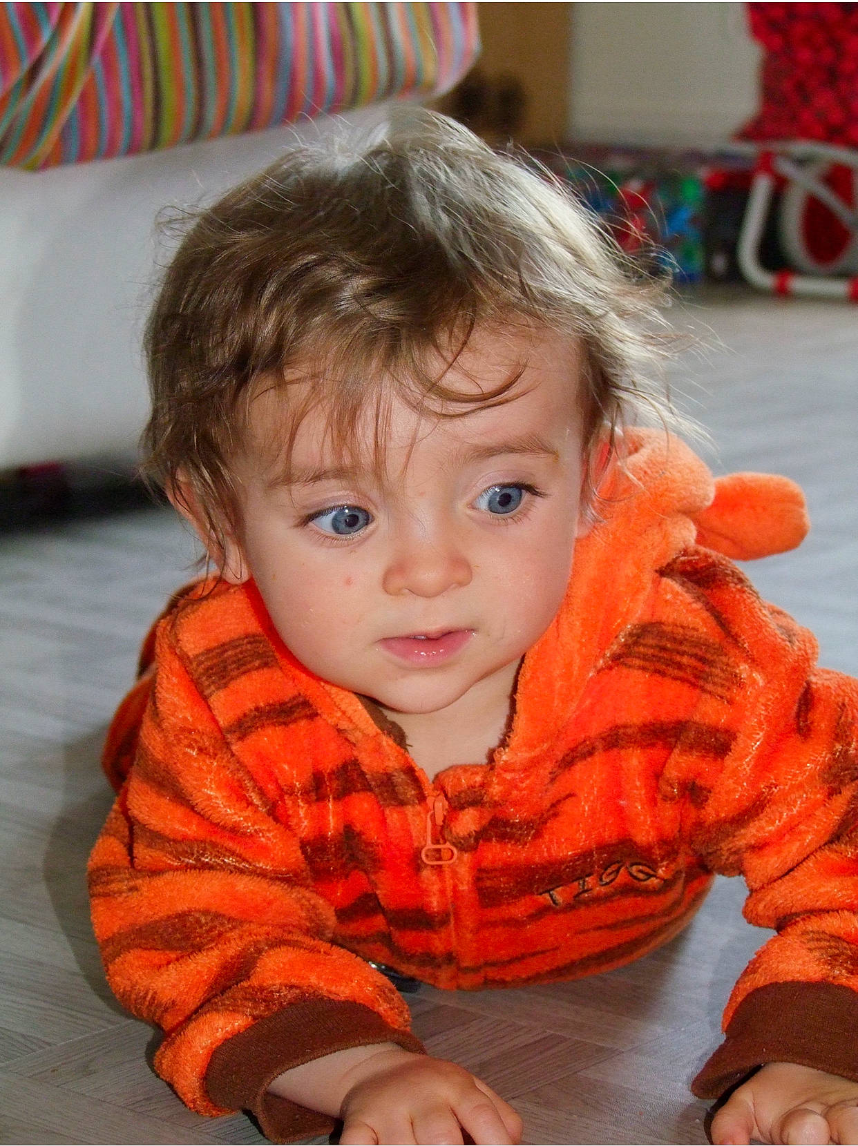 Iris participe au concours pour gagner de l'argent avec cette photo : child, face, orange, person, play, toddler