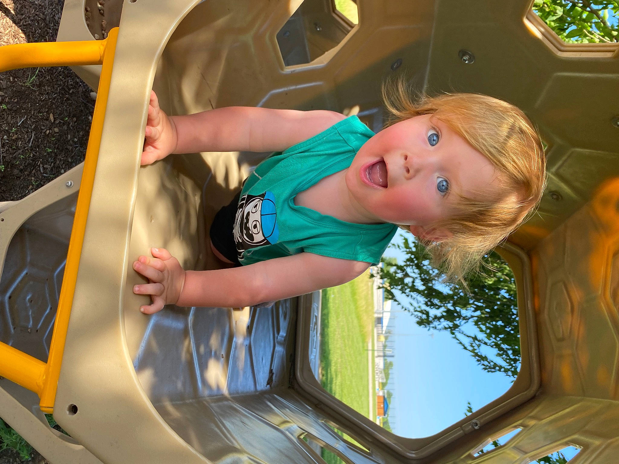 Azrael is registered to the contest to win money with this photo: auto_part, automotive_design, automotive_exterior, bumper, child, electric_blue, facial_expression, fun, happy, leisure, light, motor_vehicle, organ, person, photograph, recreation, snapshot, surprise, t_shirt, toddler