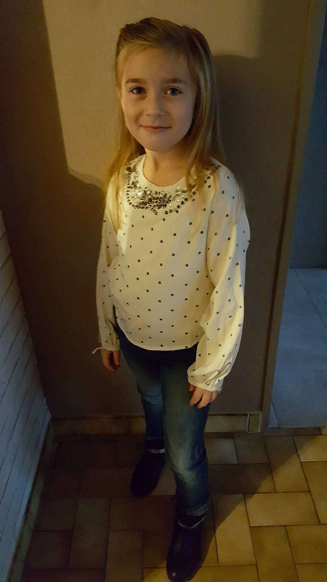 Emma Cagnard participe au concours pour gagner de l'argent avec cette photo : child, child_model, clothing, day, design, girl, hair, human_hair_color, jeans, joy, leg, outerwear, pattern, person, product, shoulder, snapshot, standing, textile, tights