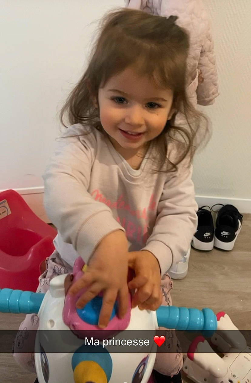 Maria Helena participe au concours pour gagner de l'argent avec cette photo : arm, baby, baby_playing_with_toys, baby_products, baby_toddler_clothing, child, flooring, fun, happy, human_leg, joy, nail, person, play, room, sitting, skin, smile, snapshot, thumb