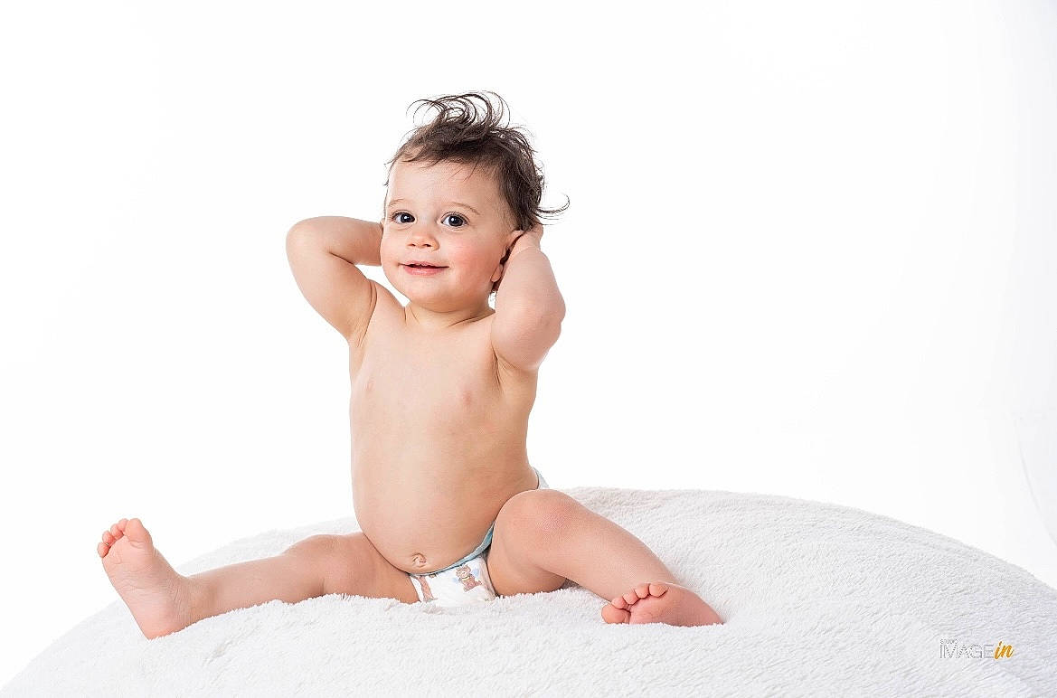 Thiago a rejoint le concours — aidez-le/la à gagner de superbes lots ! abdomen, baby, barefoot, chest, comfort, elbow, finger, flash_photography, foot, happy, human_leg, joy, knee, leg, neck, person, smile, stomach, thigh, thumb