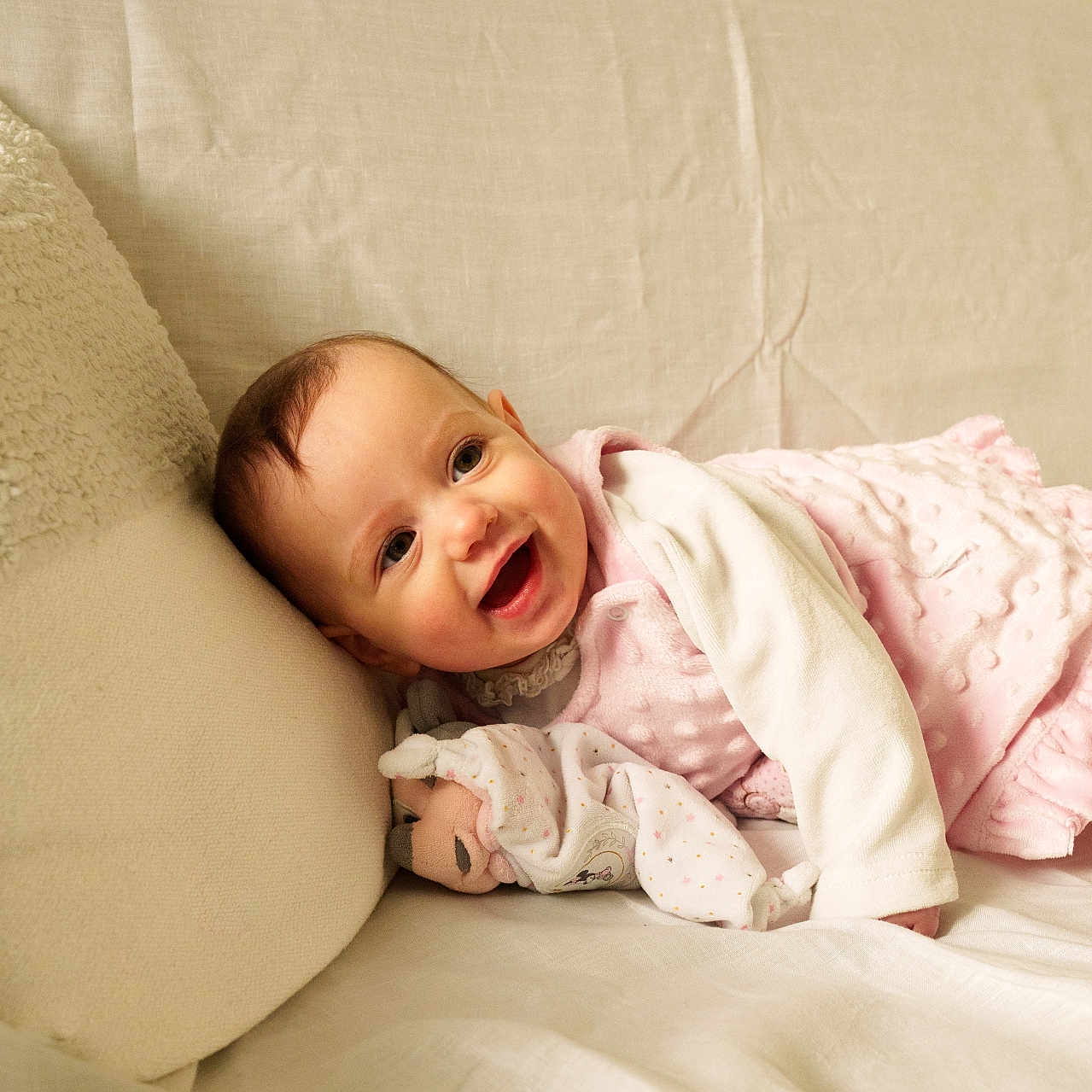 Cathaleya participe au concours pour gagner de l'argent avec cette photo : baby, babylaughing, blanket, bodypart, couch, crib, cushion, face, finger, furniture, hand, happy, head, homedecor, infantbed, newborn, person, photography, portrait, smile